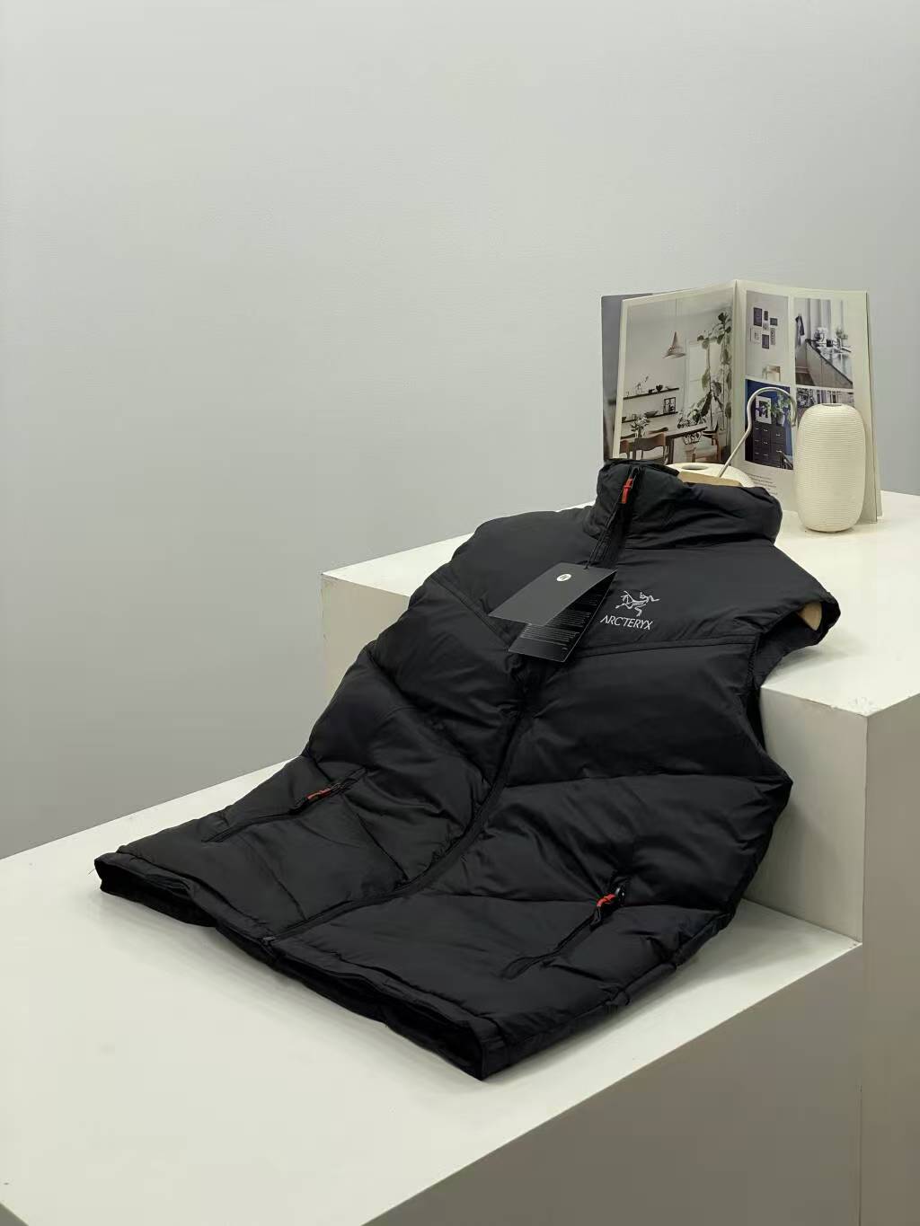 💰130
高奢版本，G网同步发售，ARC'TERYX/始祖鸟 男子 保暖 羽绒棉马甲，
这是一款超经典的棉马甲，
定制面料周期长达50天之久，
绝对的防风防水，可以做到滴水不漏，
堪称冬季里的避风港…
在原有的面料基础上东丽面料涂层工艺，
防风防雨
内里保暖科技羽绒棉填充，
保暖效果超棒，
极具设计感又实穿的一款 非常漂亮，
大牌设计师巨作，轻松将时髦感进阶，
做工极为考究严谨，
走线工整细致，原版五金，
上身不显臃肿、超级帅气暴力检测，
欢迎对比任何细节品质。
立领设计，袖口松紧设计，防风保暖，
黑色，
尺码：M-3XL
适合120-200斤左右穿