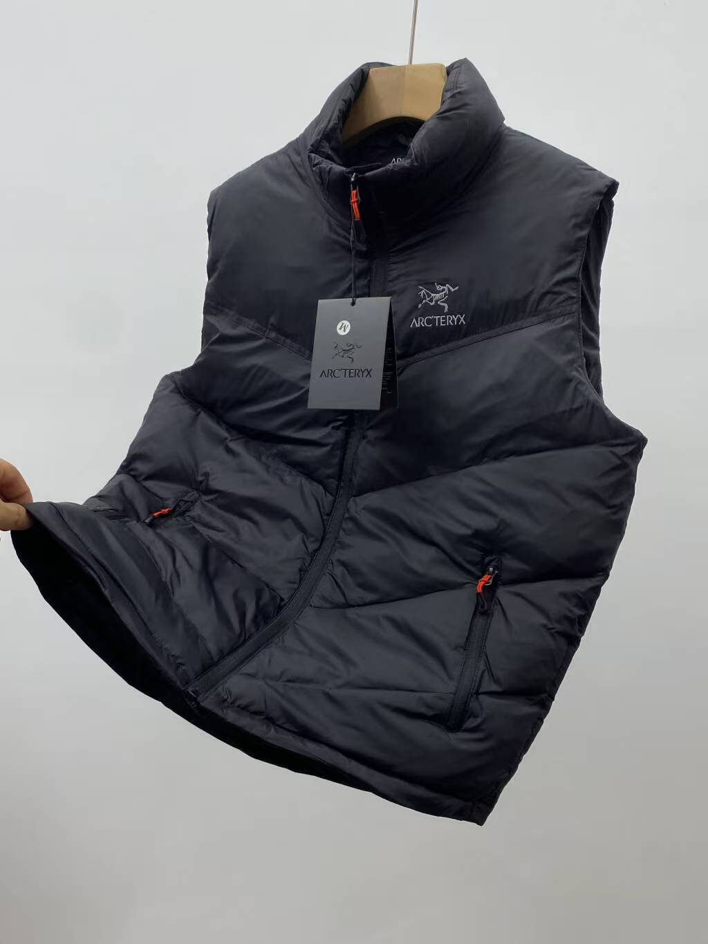 💰130
高奢版本，G网同步发售，ARC'TERYX/始祖鸟 男子 保暖 羽绒棉马甲，
这是一款超经典的棉马甲，
定制面料周期长达50天之久，
绝对的防风防水，可以做到滴水不漏，
堪称冬季里的避风港…
在原有的面料基础上东丽面料涂层工艺，
防风防雨
内里保暖科技羽绒棉填充，
保暖效果超棒，
极具设计感又实穿的一款 非常漂亮，
大牌设计师巨作，轻松将时髦感进阶，
做工极为考究严谨，
走线工整细致，原版五金，
上身不显臃肿、超级帅气暴力检测，
欢迎对比任何细节品质。
立领设计，袖口松紧设计，防风保暖，
黑色，
尺码：M-3XL
适合120-200斤左右穿