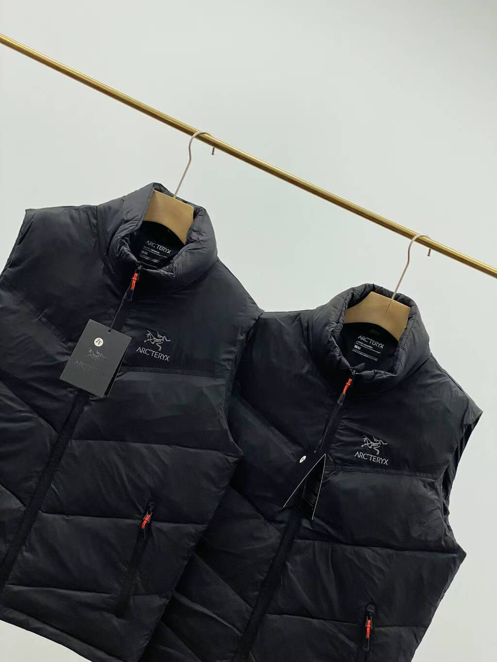 💰130
高奢版本，G网同步发售，ARC'TERYX/始祖鸟 男子 保暖 羽绒棉马甲，
这是一款超经典的棉马甲，
定制面料周期长达50天之久，
绝对的防风防水，可以做到滴水不漏，
堪称冬季里的避风港…
在原有的面料基础上东丽面料涂层工艺，
防风防雨
内里保暖科技羽绒棉填充，
保暖效果超棒，
极具设计感又实穿的一款 非常漂亮，
大牌设计师巨作，轻松将时髦感进阶，
做工极为考究严谨，
走线工整细致，原版五金，
上身不显臃肿、超级帅气暴力检测，
欢迎对比任何细节品质。
立领设计，袖口松紧设计，防风保暖，
黑色，
尺码：M-3XL
适合120-200斤左右穿