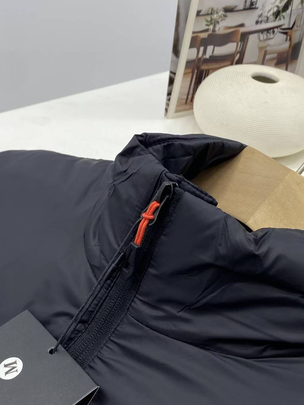 💰130
高奢版本，G网同步发售，ARC'TERYX/始祖鸟 男子 保暖 羽绒棉马甲，
这是一款超经典的棉马甲，
定制面料周期长达50天之久，
绝对的防风防水，可以做到滴水不漏，
堪称冬季里的避风港…
在原有的面料基础上东丽面料涂层工艺，
防风防雨
内里保暖科技羽绒棉填充，
保暖效果超棒，
极具设计感又实穿的一款 非常漂亮，
大牌设计师巨作，轻松将时髦感进阶，
做工极为考究严谨，
走线工整细致，原版五金，
上身不显臃肿、超级帅气暴力检测，
欢迎对比任何细节品质。
立领设计，袖口松紧设计，防风保暖，
黑色，
尺码：M-3XL
适合120-200斤左右穿