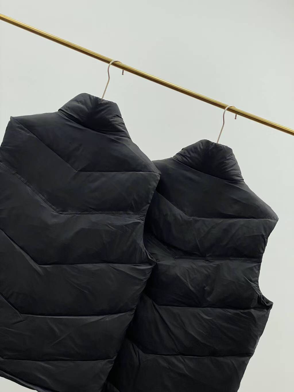 💰130
高奢版本，G网同步发售，ARC'TERYX/始祖鸟 男子 保暖 羽绒棉马甲，
这是一款超经典的棉马甲，
定制面料周期长达50天之久，
绝对的防风防水，可以做到滴水不漏，
堪称冬季里的避风港…
在原有的面料基础上东丽面料涂层工艺，
防风防雨
内里保暖科技羽绒棉填充，
保暖效果超棒，
极具设计感又实穿的一款 非常漂亮，
大牌设计师巨作，轻松将时髦感进阶，
做工极为考究严谨，
走线工整细致，原版五金，
上身不显臃肿、超级帅气暴力检测，
欢迎对比任何细节品质。
立领设计，袖口松紧设计，防风保暖，
黑色，
尺码：M-3XL
适合120-200斤左右穿