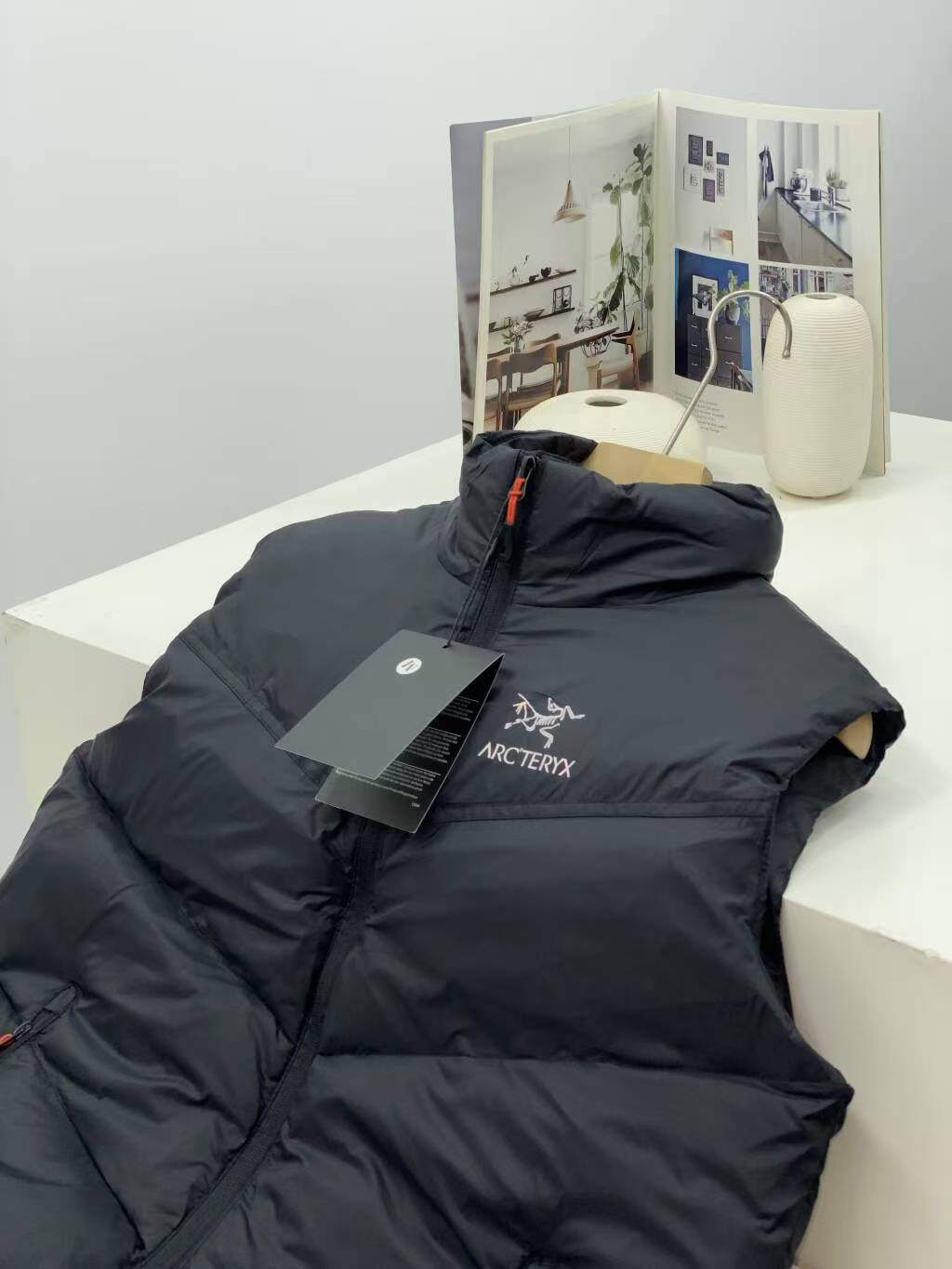 💰130
高奢版本，G网同步发售，ARC'TERYX/始祖鸟 男子 保暖 羽绒棉马甲，
这是一款超经典的棉马甲，
定制面料周期长达50天之久，
绝对的防风防水，可以做到滴水不漏，
堪称冬季里的避风港…
在原有的面料基础上东丽面料涂层工艺，
防风防雨
内里保暖科技羽绒棉填充，
保暖效果超棒，
极具设计感又实穿的一款 非常漂亮，
大牌设计师巨作，轻松将时髦感进阶，
做工极为考究严谨，
走线工整细致，原版五金，
上身不显臃肿、超级帅气暴力检测，
欢迎对比任何细节品质。
立领设计，袖口松紧设计，防风保暖，
黑色，
尺码：M-3XL
适合120-200斤左右穿