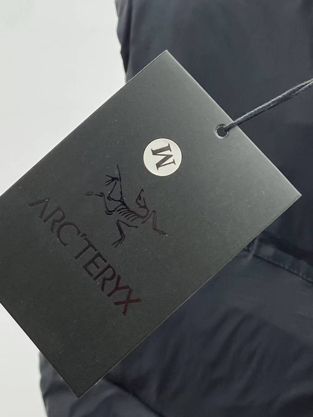 💰130
高奢版本，G网同步发售，ARC'TERYX/始祖鸟 男子 保暖 羽绒棉马甲，
这是一款超经典的棉马甲，
定制面料周期长达50天之久，
绝对的防风防水，可以做到滴水不漏，
堪称冬季里的避风港…
在原有的面料基础上东丽面料涂层工艺，
防风防雨
内里保暖科技羽绒棉填充，
保暖效果超棒，
极具设计感又实穿的一款 非常漂亮，
大牌设计师巨作，轻松将时髦感进阶，
做工极为考究严谨，
走线工整细致，原版五金，
上身不显臃肿、超级帅气暴力检测，
欢迎对比任何细节品质。
立领设计，袖口松紧设计，防风保暖，
黑色，
尺码：M-3XL
适合120-200斤左右穿