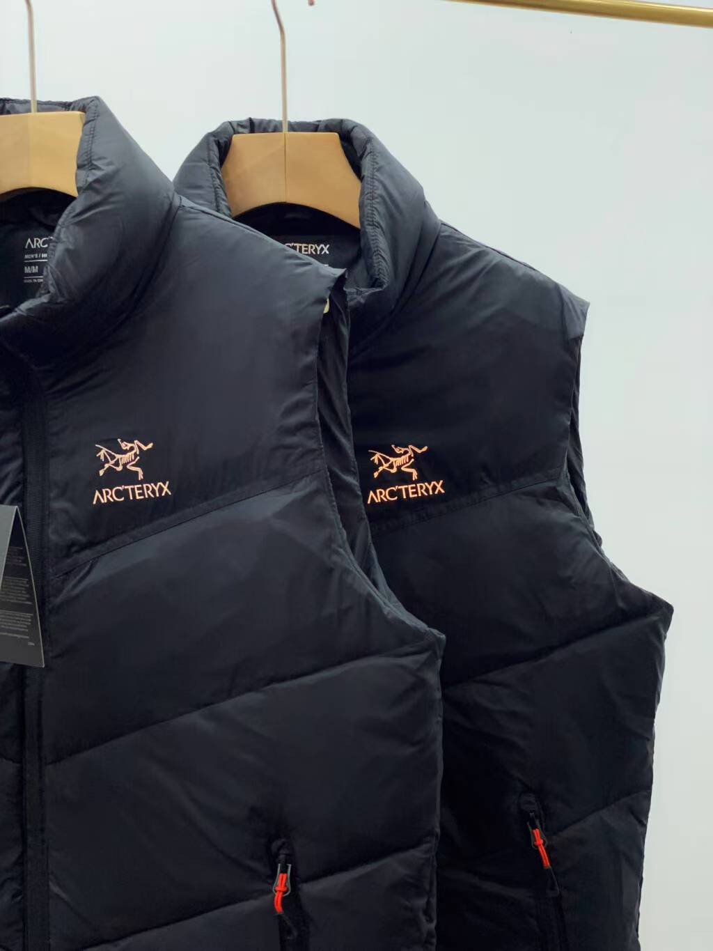 💰130
高奢版本，G网同步发售，ARC'TERYX/始祖鸟 男子 保暖 羽绒棉马甲，
这是一款超经典的棉马甲，
定制面料周期长达50天之久，
绝对的防风防水，可以做到滴水不漏，
堪称冬季里的避风港…
在原有的面料基础上东丽面料涂层工艺，
防风防雨
内里保暖科技羽绒棉填充，
保暖效果超棒，
极具设计感又实穿的一款 非常漂亮，
大牌设计师巨作，轻松将时髦感进阶，
做工极为考究严谨，
走线工整细致，原版五金，
上身不显臃肿、超级帅气暴力检测，
欢迎对比任何细节品质。
立领设计，袖口松紧设计，防风保暖，
黑色，
尺码：M-3XL
适合120-200斤左右穿