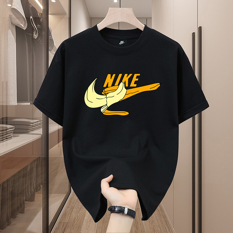 ❇️ P95
【Nike 2025爆款t桖 青少年潮流短袖宽松大码男T恤】

颜色：白色 灰色 黑色 杏色

尺码：M-3XL(图9)

成分：棉100%

25SS 升级正宗申洲环保230g双纱面料！厚实舒适！不起球不变形！穿两个夏天一点问题没有！老顾客闭眼入两件系列！纯原版本！