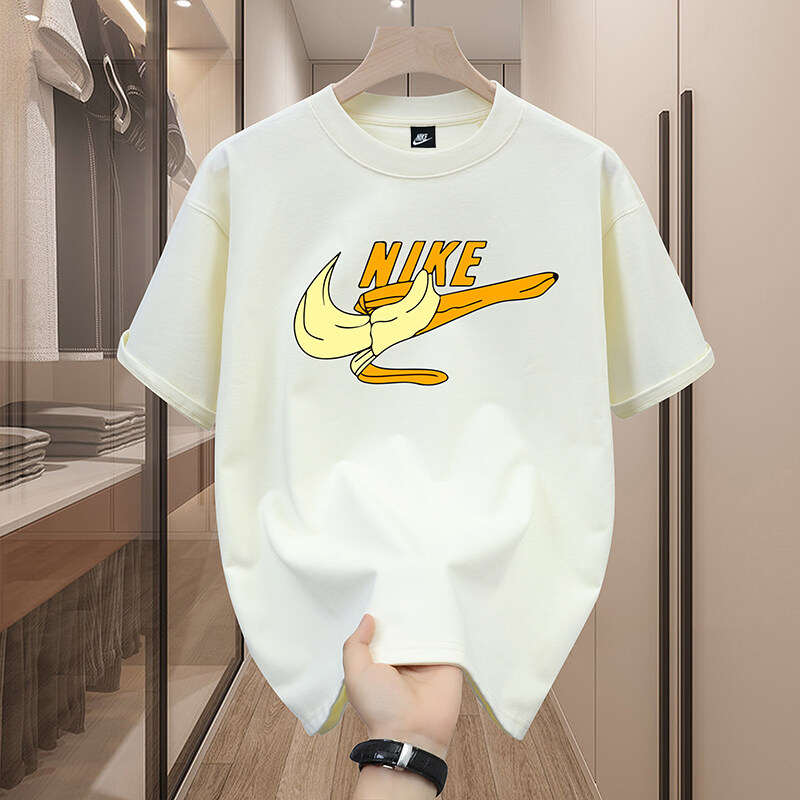 ❇️ P95
【Nike 2025爆款t桖 青少年潮流短袖宽松大码男T恤】

颜色：白色 灰色 黑色 杏色

尺码：M-3XL(图9)

成分：棉100%

25SS 升级正宗申洲环保230g双纱面料！厚实舒适！不起球不变形！穿两个夏天一点问题没有！老顾客闭眼入两件系列！纯原版本！