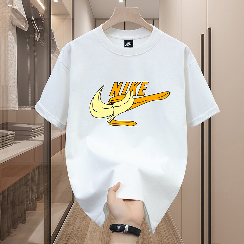 ❇️ P95
【Nike 2025爆款t桖 青少年潮流短袖宽松大码男T恤】

颜色：白色 灰色 黑色 杏色

尺码：M-3XL(图9)

成分：棉100%

25SS 升级正宗申洲环保230g双纱面料！厚实舒适！不起球不变形！穿两个夏天一点问题没有！老顾客闭眼入两件系列！纯原版本！