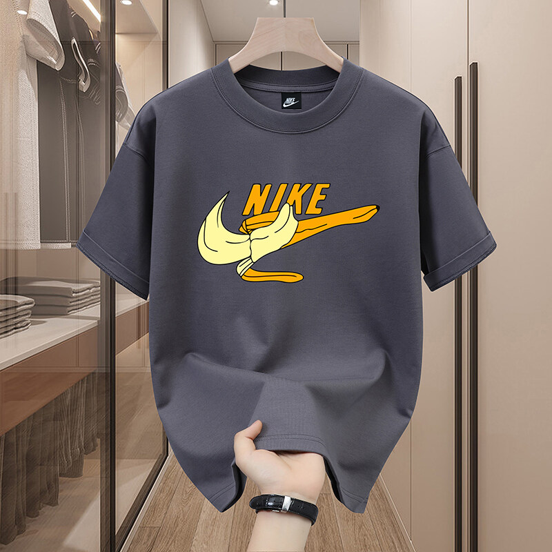 ❇️ P95
【Nike 2025爆款t桖 青少年潮流短袖宽松大码男T恤】

颜色：白色 灰色 黑色 杏色

尺码：M-3XL(图9)

成分：棉100%

25SS 升级正宗申洲环保230g双纱面料！厚实舒适！不起球不变形！穿两个夏天一点问题没有！老顾客闭眼入两件系列！纯原版本！