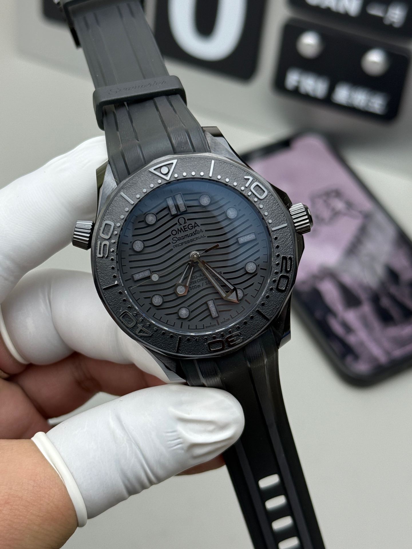 Omega 墨黑海马