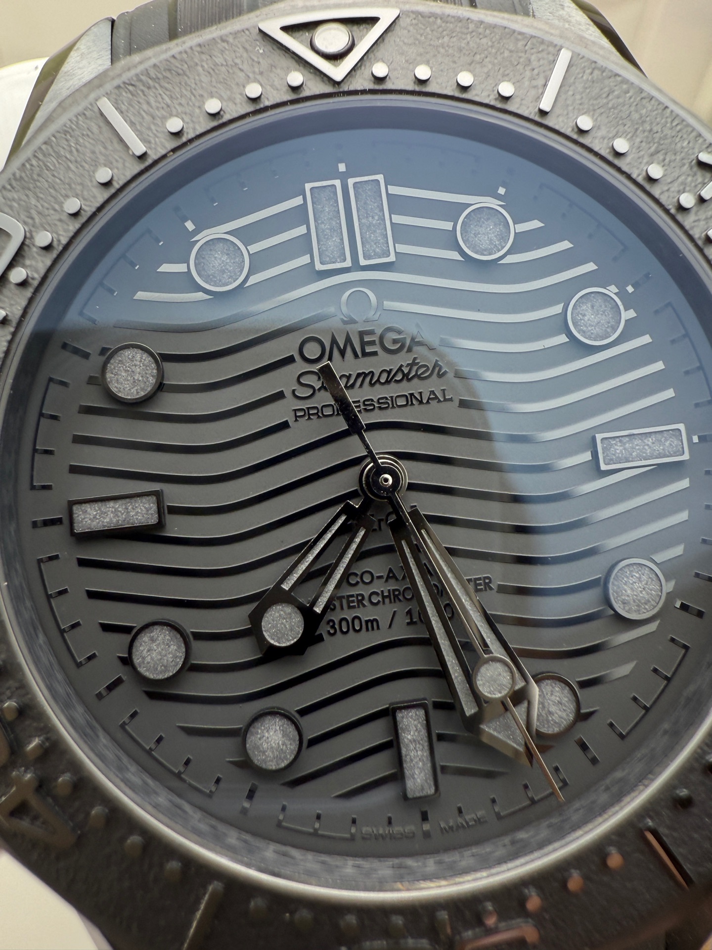 Omega 墨黑海马