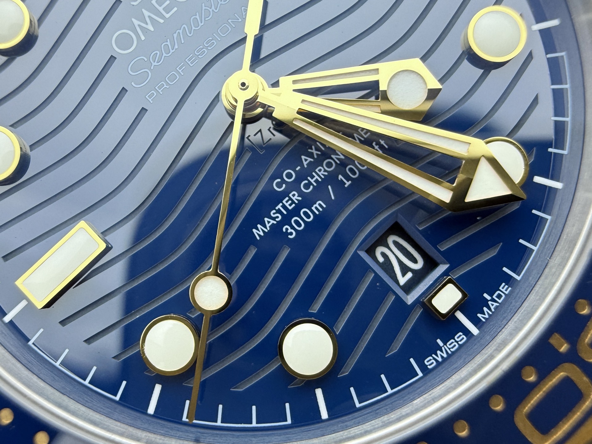 Omega 玫瑰金蓝海马300