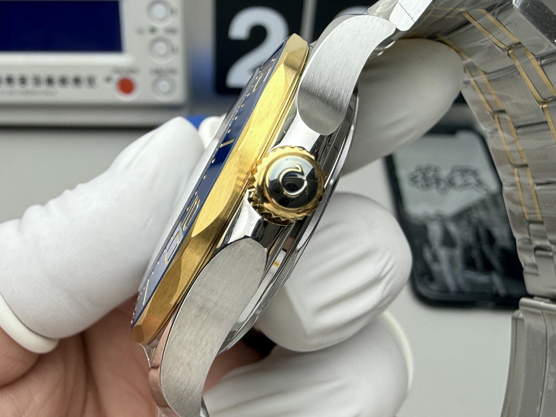 Omega 玫瑰金蓝海马300