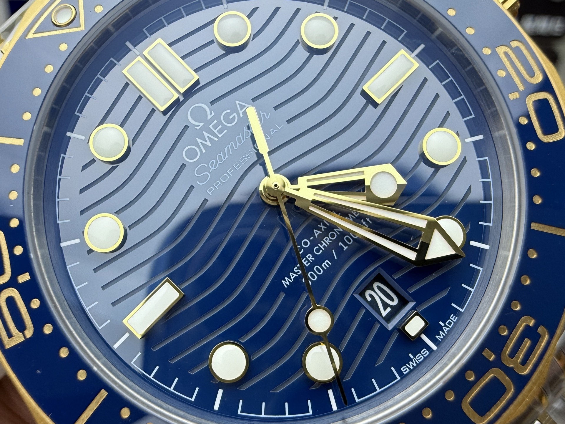 Omega 玫瑰金蓝海马300