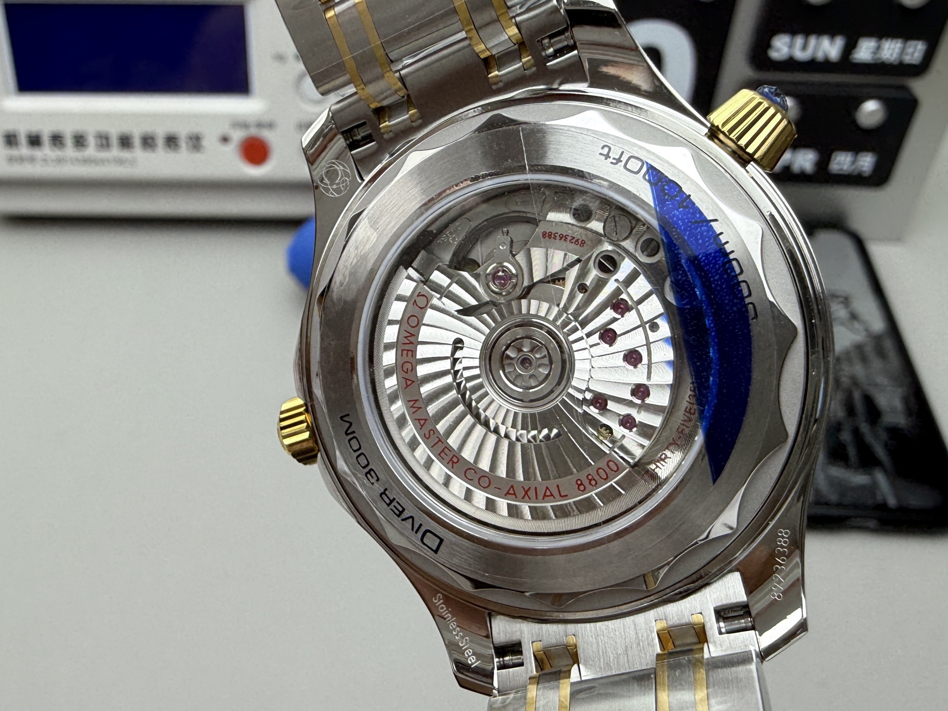 Omega 玫瑰金蓝海马300