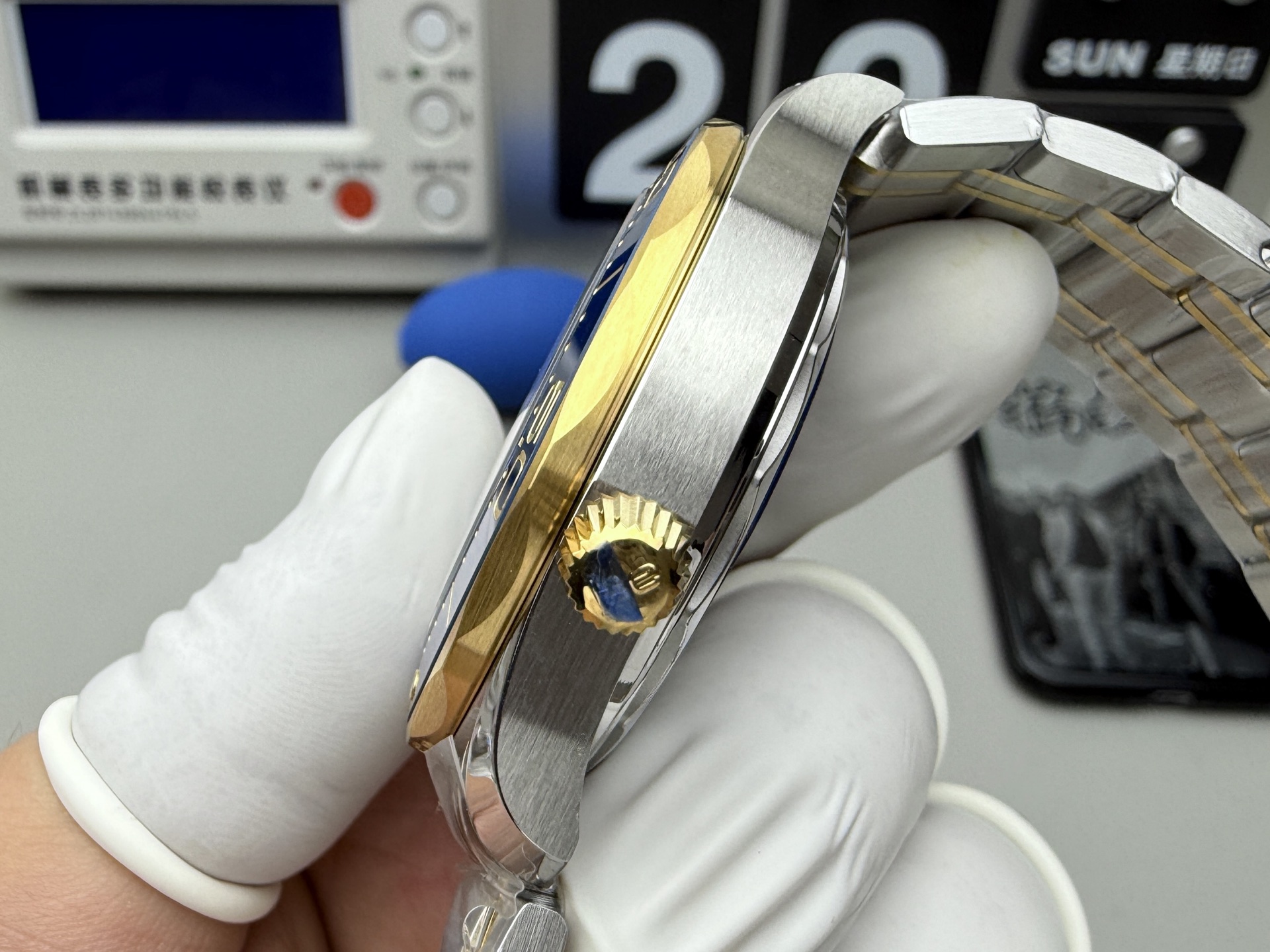 Omega 玫瑰金蓝海马300