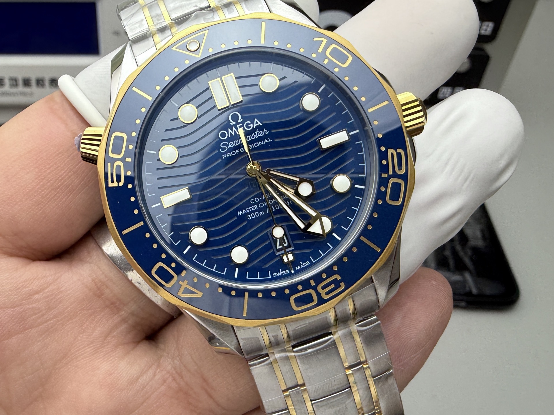 Omega 玫瑰金蓝海马300