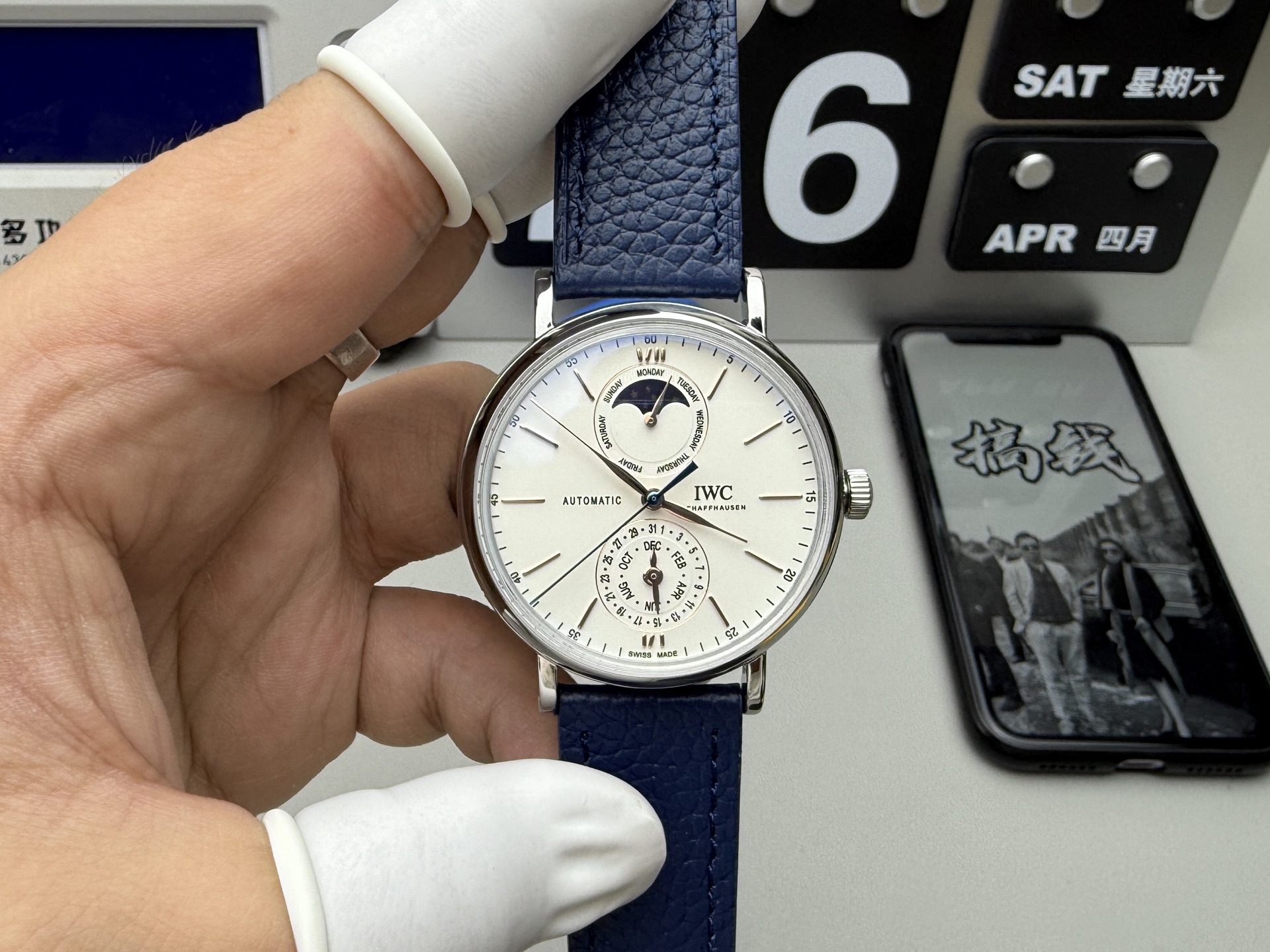 NO:765649,White case and gold case produced by GR GR Factory, the most dazzling star of IWC, the IWC True Kinetic Moon Phase Expert L Portofino series, the new replica series IW544805 transparent back watch. [Case] 316L stainless steel case, polished and very round. The small seconds dial is located at 6 o'clock with a dial hand stop seconds function and a solid Roman nail scale.  The position of the 12-digit matching moon phase is consistent with the original version. We can notice that the willow-shaped hands indicate hours and minutes respectively, and the double-sided anti-reflective arched sapphire-coated mirror [strap] Italian calfskin [movement] independently developed self-winding mechanical movement, the movement is stable and accurate. The most dazzling transparent watch under IWC. Suitable for various business occasions, simple and refined yet elegant!  Welcome friends from all walks of life to taste it!  Luxurious and exquisite recommended men's mechanical watches. The best luxury recommendations for gifts, please look for GR exclusive quality, loro piana, iwc, cowhide19860909GR 出品 白壳 金壳  GR Factory 颜值巅峰 IWC 万国 旗下最耀眼的明星,万国 真动能月相专家L 柏涛菲诺系列 全新的复刻版系列IW544805透底腕表.【表壳】316L精钢表壳,打磨抛光非常圆润.小秒针盘位于6点钟位置附拨针停秒功能,配有实心条钉刻度罗马. 12位配搭月相位置跟原版一致.我们可以注意到,柳叶形指针分别指示小时和分钟,双面防反光拱形蓝宝石镀膜镜面【表带】意大利小牛皮【机芯】自主研制自动上链机械机芯,机芯稳定,走时准. IWC旗下最耀眼的透底腕表.适合各种商务场合,简敛精致不失优雅！欢迎各路表友品鉴！奢华精致推荐男士机械腕表 送礼最佳奢华推荐请认准GR独家品质,,loro piana,iwc,cowhide,Watch