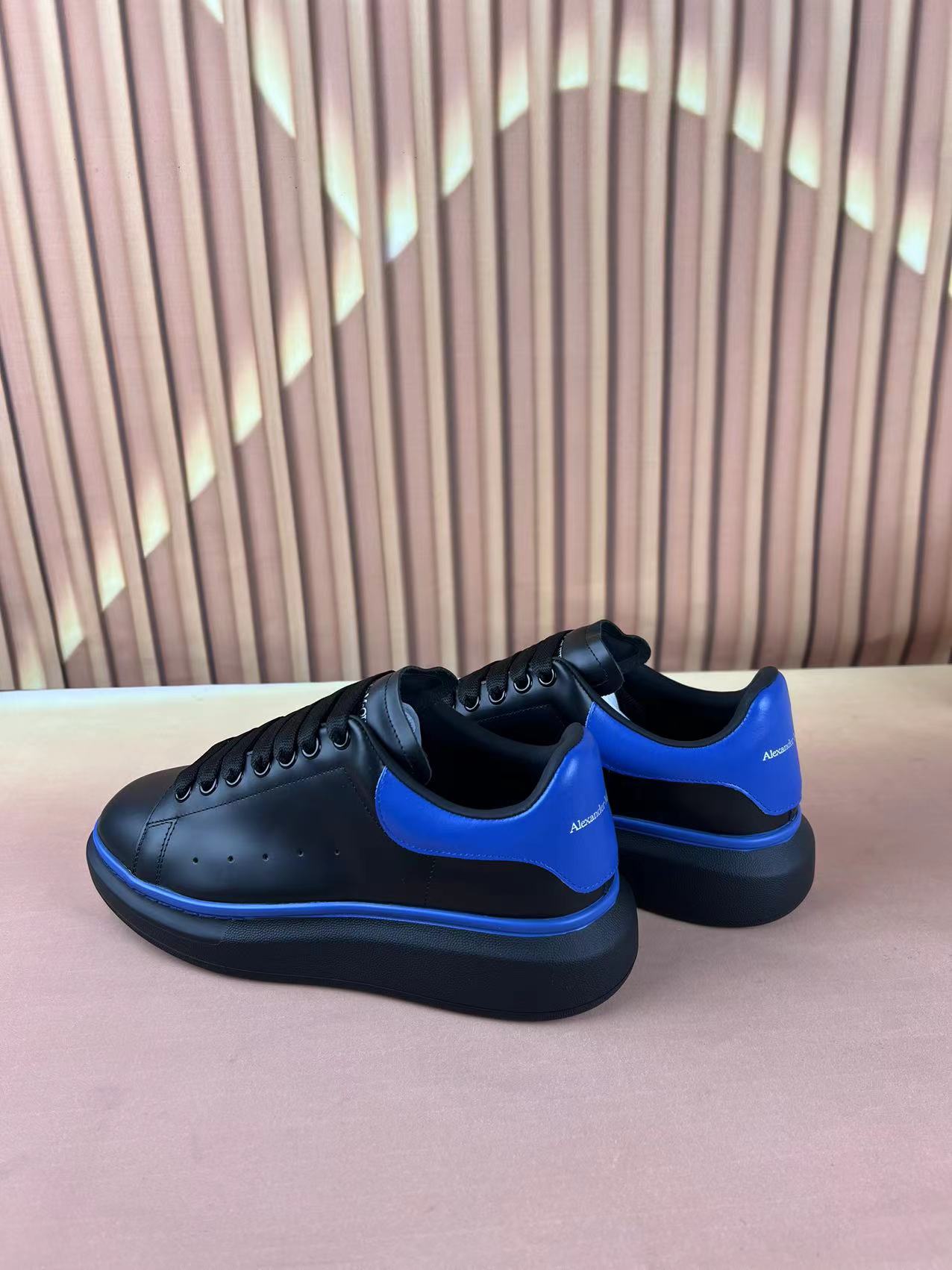 NO:705956,The latest arrival at the counter is the top high-end version of Alexander McQueen·Alexander McQueen's new wide sports shoes, white shoes and casual shoes in new colors!  The ten-color combination at the back is really unique and pretty, I love it at first sight!  Top version!  Spring, summer, autumn and winter will never go out of style year after year. It is a super versatile and versatile model that has always been in a state of popularity. The original version of the upper is customized with the latest silk cowhide. The inner cowhide foot pad + high mercerized mesh lining is breathable. The outsole is the latest original molded one-to-one precision molded U bottom. Women's model 34-41 (customized at 34.40.41) Men's model 38-45 (customized at 38 45)  Upgraded counter synchronization, latest original packaging official website synchronization, casual shoes/sports shoes, alexander mcqueen, sneakers, cowhide19860909专柜最新上新  顶级高端版本Alexander McQueen·亚历山大麦昆 新款 阔型运动鞋小白鞋休闲鞋新色！ 后尾十拼色真的是太有特色太好看了,一眼爱！顶级版本！ 春夏秋冬一年又一年都不会过时,超级百搭万能款,一直处于爆火状态. 鞋面原版定做最新丝绸牛皮 内里牛皮垫脚+高丝光网里透气 大底最新原版开模一比一精模U底 女款34-41（34.40.41定做） 男款38-45（38 45定做） 升级专柜同步,最新原版包装官网同步,休闲鞋/运动鞋,alexander mcqueen,sneakers,cowhide,Women's Shoes