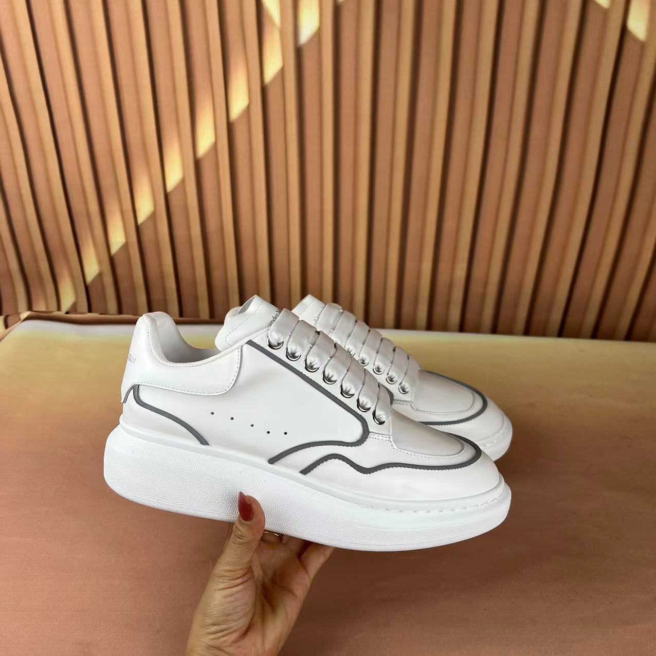 NO:705942,The latest arrival at the counter is the top high-end version of Alexander McQueen·Alexander McQueen's new wide sports shoes, white shoes and casual shoes in new colors!  The ten-color combination at the back is really unique and pretty, I love it at first sight!  Top version!  Spring, summer, autumn and winter will never go out of style year after year. It is a super versatile and versatile model that has always been in a state of popularity. The original version of the upper is customized with the latest silk cowhide. The inner cowhide foot pad + high mercerized mesh lining is breathable. The outsole is the latest original molded one-to-one precision molded U bottom. Women's model 34-41 (customized at 34.40.41) Men's model 38-45 (customized at 38 45)  Upgraded counter synchronization, latest original packaging official website synchronization, casual shoes/sports shoes, alexander mcqueen, sneakers, cowhide19860909专柜最新上新  顶级高端版本Alexander McQueen·亚历山大麦昆 新款 阔型运动鞋小白鞋休闲鞋新色！ 后尾十拼色真的是太有特色太好看了,一眼爱！顶级版本！ 春夏秋冬一年又一年都不会过时,超级百搭万能款,一直处于爆火状态. 鞋面原版定做最新丝绸牛皮 内里牛皮垫脚+高丝光网里透气 大底最新原版开模一比一精模U底 女款34-41（34.40.41定做） 男款38-45（38 45定做） 升级专柜同步,最新原版包装官网同步,休闲鞋/运动鞋,alexander mcqueen,sneakers,cowhide,Women's Shoes