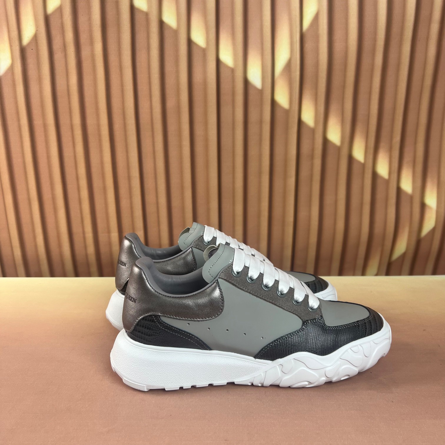 NO:705944,The latest arrival at the counter is the top high-end version of Alexander McQueen·Alexander McQueen's new wide sports shoes, white shoes and casual shoes in new colors!  It’s really unique and beautiful, I fall in love with it at first sight!  Top version!  Spring, summer, autumn and winter will never go out of style year after year. It is a super versatile and versatile model that has always been in a state of popularity. The original version of the upper is customized with the latest silk cowhide. The inner cowhide foot pad + high mercerized mesh lining is breathable. The outsole is the latest original molded one-to-one precision molded U bottom. Women's model 34-41 (customized at 34.40.41) Men's model 38-45 (customized at 38 45)  Upgraded counter synchronization, latest original packaging official website synchronization, casual shoes/sports shoes, alexander mcqueen, sneakers, cowhide19860909专柜最新上新  顶级高端版本Alexander McQueen·亚历山大麦昆 新款 阔型运动鞋小白鞋休闲鞋新色！ 真的是太有特色太好看了,一眼爱！顶级版本！ 春夏秋冬一年又一年都不会过时,超级百搭万能款,一直处于爆火状态. 鞋面原版定做最新丝绸牛皮 内里牛皮垫脚+高丝光网里透气 大底最新原版开模一比一精模U底 女款34-41（34.40.41定做） 男款38-45（38 45定做） 升级专柜同步,最新原版包装官网同步,休闲鞋/运动鞋,alexander mcqueen,sneakers,cowhide,Women's Shoes