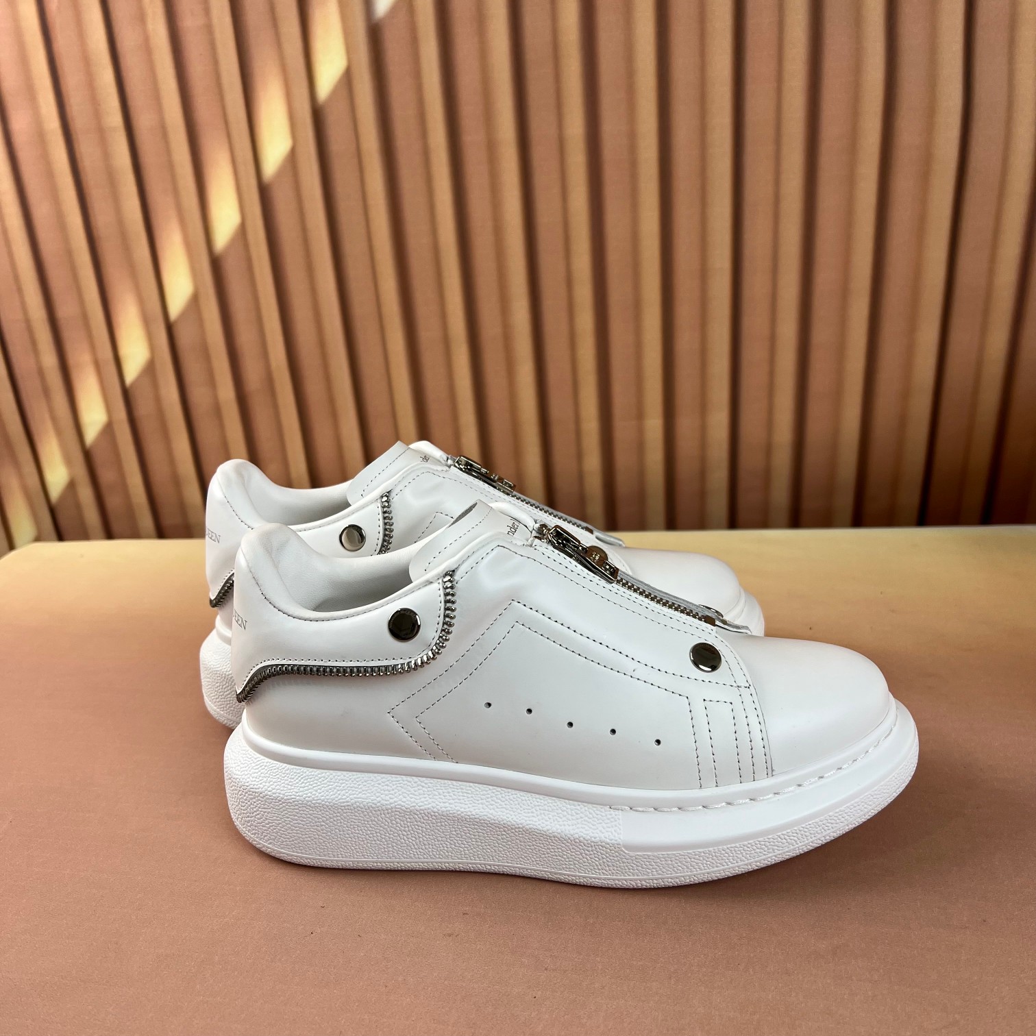 NO:705948,The latest arrival at the counter is the top high-end version of Alexander McQueen·Alexander McQueen's new wide sports shoes, white shoes and casual shoes in new colors!  The rear tail + upper zipper is really unique and beautiful, I love it at first sight!  Top version!  Spring, summer, autumn and winter will never go out of style year after year. It is a super versatile and versatile model that has always been in a state of popularity. The original version of the upper is customized with the latest silk cowhide. The inner cowhide foot pad + high mercerized mesh lining is breathable. The outsole is the latest original molded one-to-one precision molded U bottom. Women's model 34-41 (customized at 34.40.41) Men's model 38-45 (customized at 38 45)  Upgraded counter synchronization, latest original packaging official website synchronization, casual shoes/sports shoes, alexander mcqueen, sneakers, cowhide19860909专柜最新上新  顶级高端版本Alexander McQueen·亚历山大麦昆 新款 阔型运动鞋小白鞋休闲鞋新色！ 后尾+鞋面拉链真的是太有特色太好看了,一眼爱！顶级版本！ 春夏秋冬一年又一年都不会过时,超级百搭万能款,一直处于爆火状态. 鞋面原版定做最新丝绸牛皮 内里牛皮垫脚+高丝光网里透气 大底最新原版开模一比一精模U底 女款34-41（34.40.41定做） 男款38-45（38 45定做） 升级专柜同步,最新原版包装官网同步,休闲鞋/运动鞋,alexander mcqueen,sneakers,cowhide,Women's Shoes