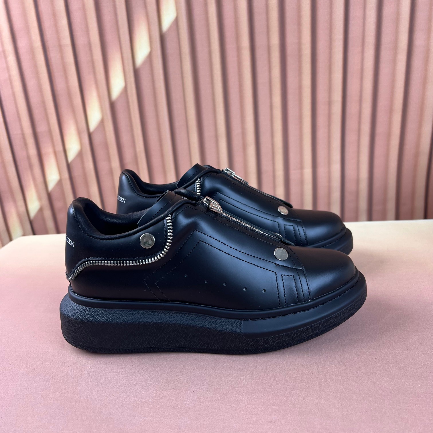 NO:705951,The latest arrival at the counter is the top high-end version of Alexander McQueen·Alexander McQueen's new wide sports shoes, white shoes and casual shoes in new colors!  The zipper on the rear vamp is really unique and pretty, I love it at first sight!  Top version!  Spring, summer, autumn and winter will never go out of style year after year. It is a super versatile and versatile model that has always been in a state of popularity. The original version of the upper is customized with the latest silk cowhide. The inner cowhide foot pad + high mercerized mesh lining is breathable. The outsole is the latest original molded one-to-one precision molded U bottom. Women's model 34-41 (customized at 34.40.41) Men's model 38-45 (customized at 38 45)  Upgraded counter synchronization, latest original packaging official website synchronization, casual shoes/sports shoes, alexander mcqueen, sneakers, cowhide19860909专柜最新上新  顶级高端版本Alexander McQueen·亚历山大麦昆 新款 阔型运动鞋小白鞋休闲鞋新色！ 后尾十鞋面拉链真的是太有特色太好看了,一眼爱！顶级版本！ 春夏秋冬一年又一年都不会过时,超级百搭万能款,一直处于爆火状态. 鞋面原版定做最新丝绸牛皮 内里牛皮垫脚+高丝光网里透气 大底最新原版开模一比一精模U底 女款34-41（34.40.41定做） 男款38-45（38 45定做） 升级专柜同步,最新原版包装官网同步,休闲鞋/运动鞋,alexander mcqueen,sneakers,cowhide,Women's Shoes