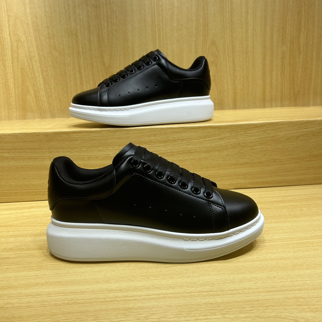 NO:443551,The latest new counter is available. The top high-end version of Alexander McQueen·Alexander McQueen. New wide-sports and casual shoes are new colors!  The color combination is really unique and beautiful, love at first glance!  Top version!  Spring, summer, autumn and winter will never go out of date year after year, super versatile and universal model, and has been in a hot state. Upper wax-toe layer cowhide, inner cowhide footbed + imported sheepskin, the latest original mold opening is one to one fine mold U sole, marked logo. Women's model 34-41 (34.40.41 custom made) Men's model 38-45 (38 45 custom made) Upgraded counter synchronization, latest original packaging official website synchronization, casual shoes/sports shoes, alexander mcqueen, sneakers, cowhide, sheepskin19860909专柜最新上新 顶级高端版本Alexander McQueen·亚历山大麦昆 新款 阔型运动休闲鞋新色！ 拼色真的是太有特色太好看了,一眼爱！顶级版本！ 春夏秋冬一年又一年都不会过时,超级百搭万能款,一直处于爆火状态. 鞋面牛蜡头层牛皮 内里牛皮垫脚+进口羊皮 大底最新原版开模一比一精模U底,标示logo. 女款34-41（34.40.41定做） 男款38-45（38 45定做） 升级专柜同步,最新原版包装官网同步,休闲鞋/运动鞋,alexander mcqueen,sneakers,cowhide,sheepskin,Women's Shoes