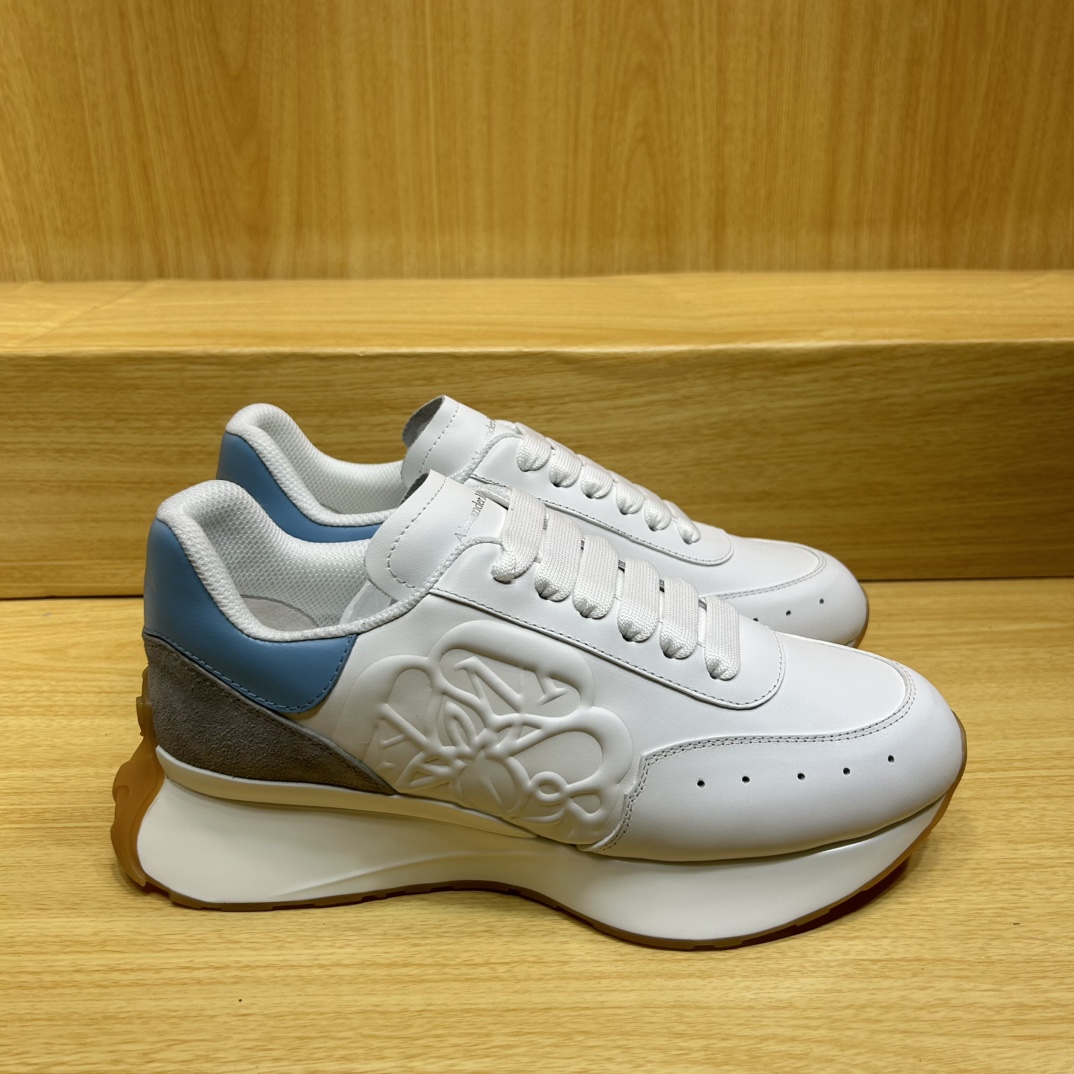 专柜最新上新 
顶级高端版本Alexander McQueen·亚历山大麦昆 新款 阔型运动休闲鞋👟新色！
运动跑鞋👟太有特色太好看了，一眼爱！😍顶级版本！
春夏秋冬一年又一年都不会过时，超级百搭万能款，一直处于爆火状态。
🔸鞋面：丝绸牛皮
🔸内里：牛皮垫脚+进口羊皮
🔸大底：鞋底Sole：原版开模防滑TPU

底厚:4.5cm

🔸女款34-41    （34.40.41定做）
男款38      （38.45.46定做）

🎟升级专柜同步，最新原版包装官网同步✈️ ✈️ ✈️ 🎁 🎁 

