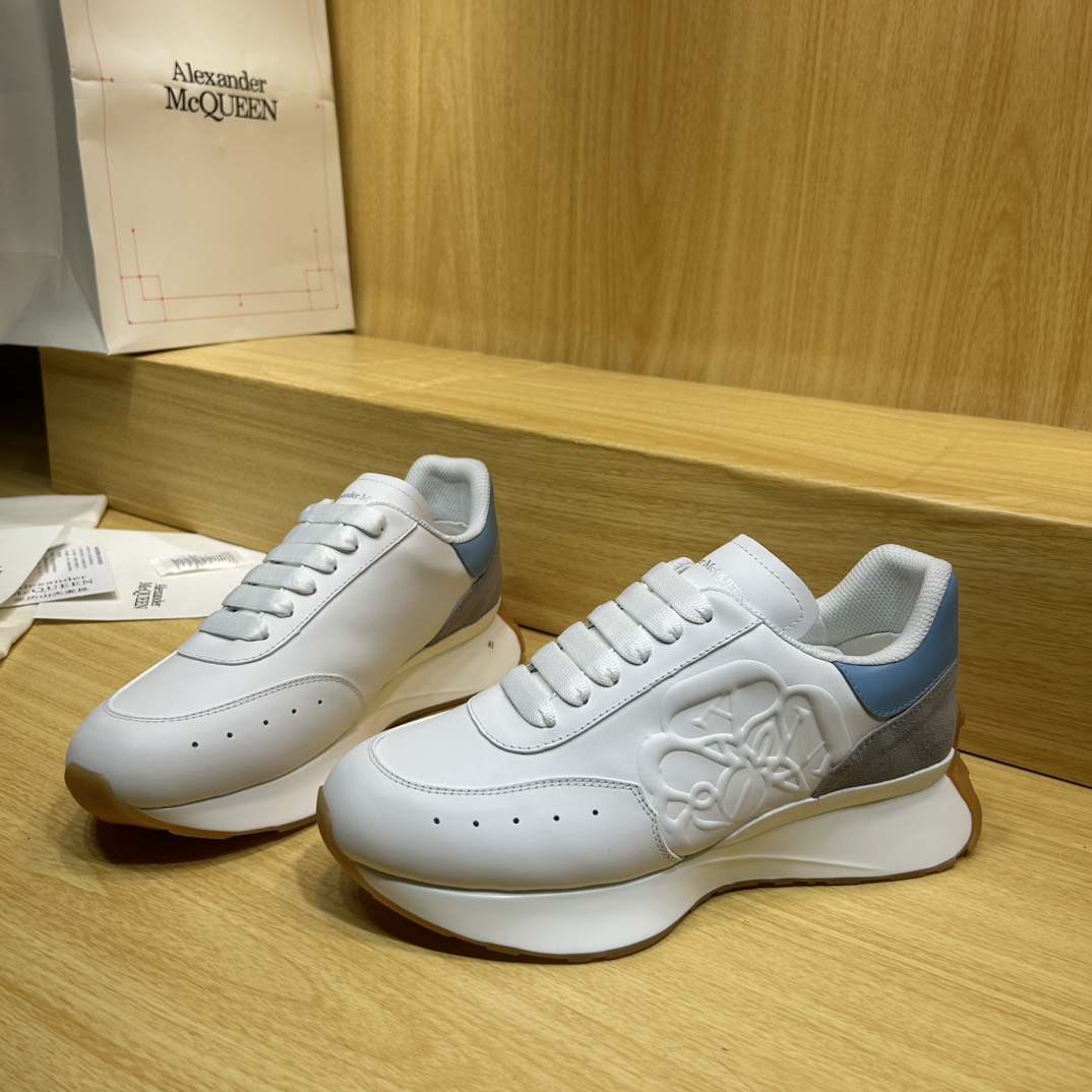专柜最新上新 
顶级高端版本Alexander McQueen·亚历山大麦昆 新款 阔型运动休闲鞋👟新色！
运动跑鞋👟太有特色太好看了，一眼爱！😍顶级版本！
春夏秋冬一年又一年都不会过时，超级百搭万能款，一直处于爆火状态。
🔸鞋面：丝绸牛皮
🔸内里：牛皮垫脚+进口羊皮
🔸大底：鞋底Sole：原版开模防滑TPU

底厚:4.5cm

🔸女款34-41    （34.40.41定做）
男款38      （38.45.46定做）

🎟升级专柜同步，最新原版包装官网同步✈️ ✈️ ✈️ 🎁 🎁 

