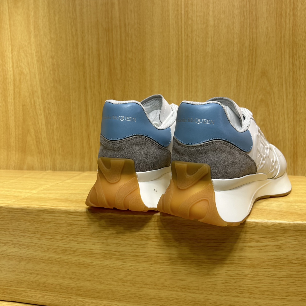 专柜最新上新 
顶级高端版本Alexander McQueen·亚历山大麦昆 新款 阔型运动休闲鞋👟新色！
运动跑鞋👟太有特色太好看了，一眼爱！😍顶级版本！
春夏秋冬一年又一年都不会过时，超级百搭万能款，一直处于爆火状态。
🔸鞋面：丝绸牛皮
🔸内里：牛皮垫脚+进口羊皮
🔸大底：鞋底Sole：原版开模防滑TPU

底厚:4.5cm

🔸女款34-41    （34.40.41定做）
男款38      （38.45.46定做）

🎟升级专柜同步，最新原版包装官网同步✈️ ✈️ ✈️ 🎁 🎁 

