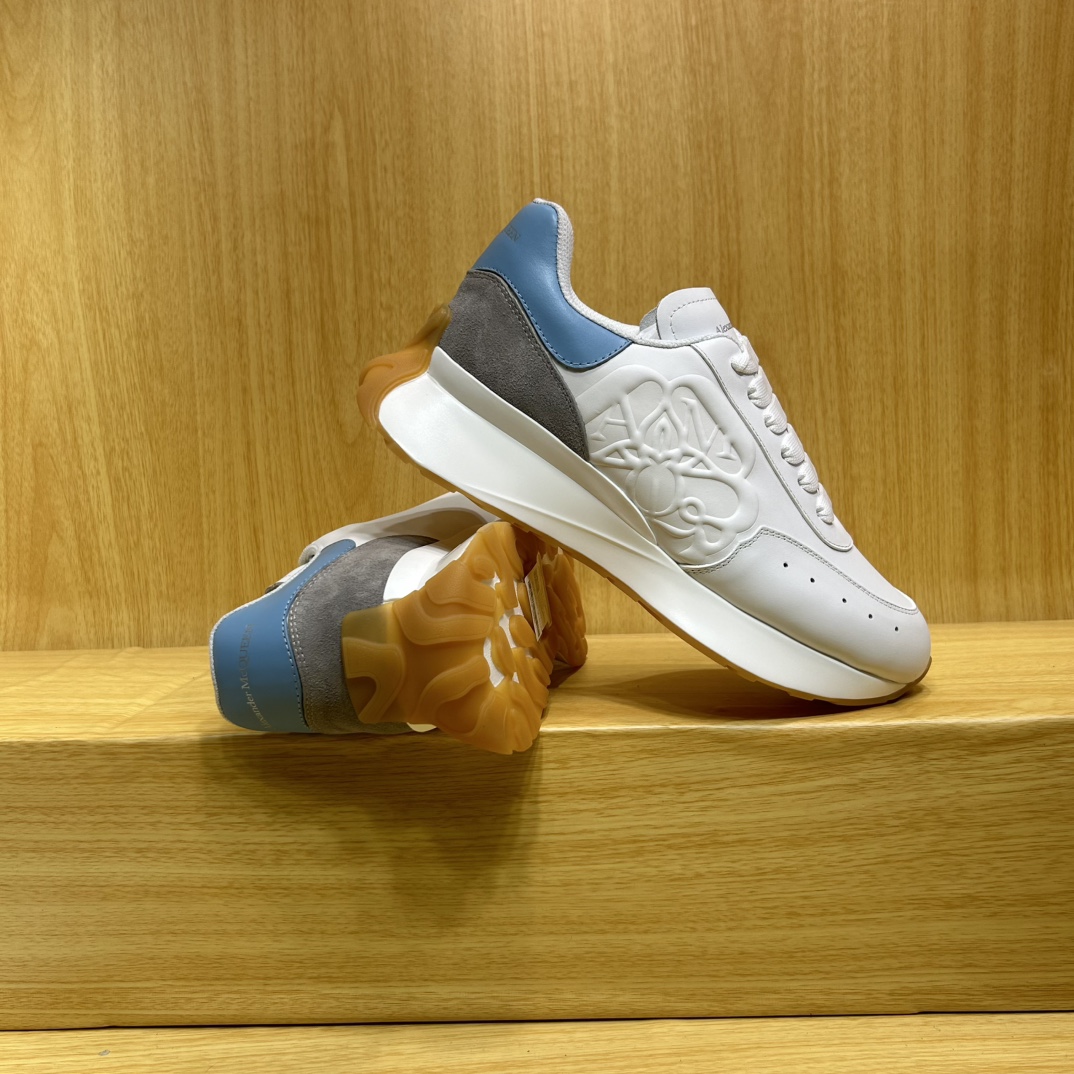 专柜最新上新 
顶级高端版本Alexander McQueen·亚历山大麦昆 新款 阔型运动休闲鞋👟新色！
运动跑鞋👟太有特色太好看了，一眼爱！😍顶级版本！
春夏秋冬一年又一年都不会过时，超级百搭万能款，一直处于爆火状态。
🔸鞋面：丝绸牛皮
🔸内里：牛皮垫脚+进口羊皮
🔸大底：鞋底Sole：原版开模防滑TPU

底厚:4.5cm

🔸女款34-41    （34.40.41定做）
男款38      （38.45.46定做）

🎟升级专柜同步，最新原版包装官网同步✈️ ✈️ ✈️ 🎁 🎁 


