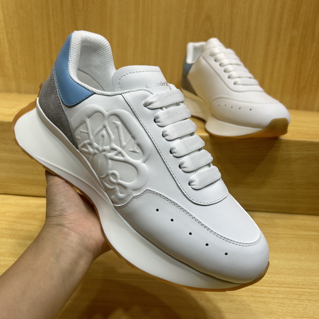 专柜最新上新 
顶级高端版本Alexander McQueen·亚历山大麦昆 新款 阔型运动休闲鞋👟新色！
运动跑鞋👟太有特色太好看了，一眼爱！😍顶级版本！
春夏秋冬一年又一年都不会过时，超级百搭万能款，一直处于爆火状态。
🔸鞋面：丝绸牛皮
🔸内里：牛皮垫脚+进口羊皮
🔸大底：鞋底Sole：原版开模防滑TPU

底厚:4.5cm

🔸女款34-41    （34.40.41定做）
男款38      （38.45.46定做）

🎟升级专柜同步，最新原版包装官网同步✈️ ✈️ ✈️ 🎁 🎁 

