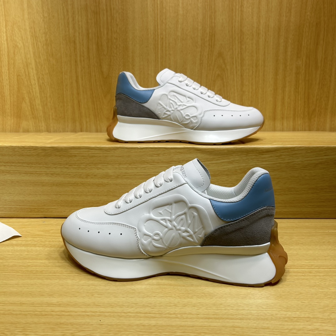 专柜最新上新 
顶级高端版本Alexander McQueen·亚历山大麦昆 新款 阔型运动休闲鞋👟新色！
运动跑鞋👟太有特色太好看了，一眼爱！😍顶级版本！
春夏秋冬一年又一年都不会过时，超级百搭万能款，一直处于爆火状态。
🔸鞋面：丝绸牛皮
🔸内里：牛皮垫脚+进口羊皮
🔸大底：鞋底Sole：原版开模防滑TPU

底厚:4.5cm

🔸女款34-41    （34.40.41定做）
男款38      （38.45.46定做）

🎟升级专柜同步，最新原版包装官网同步✈️ ✈️ ✈️ 🎁 🎁 


