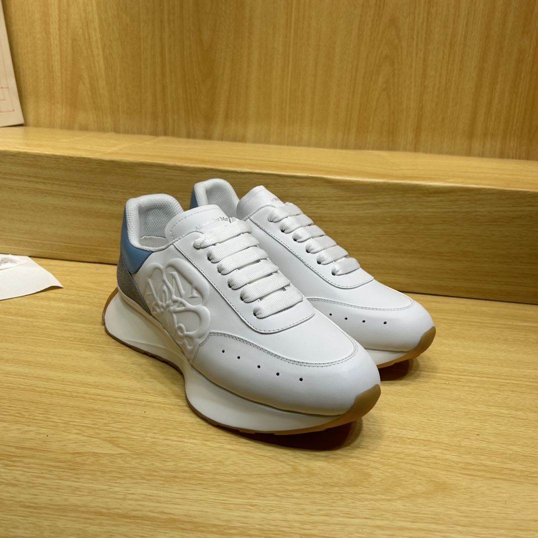 专柜最新上新 
顶级高端版本Alexander McQueen·亚历山大麦昆 新款 阔型运动休闲鞋👟新色！
运动跑鞋👟太有特色太好看了，一眼爱！😍顶级版本！
春夏秋冬一年又一年都不会过时，超级百搭万能款，一直处于爆火状态。
🔸鞋面：丝绸牛皮
🔸内里：牛皮垫脚+进口羊皮
🔸大底：鞋底Sole：原版开模防滑TPU

底厚:4.5cm

🔸女款34-41    （34.40.41定做）
男款38      （38.45.46定做）

🎟升级专柜同步，最新原版包装官网同步✈️ ✈️ ✈️ 🎁 🎁 

