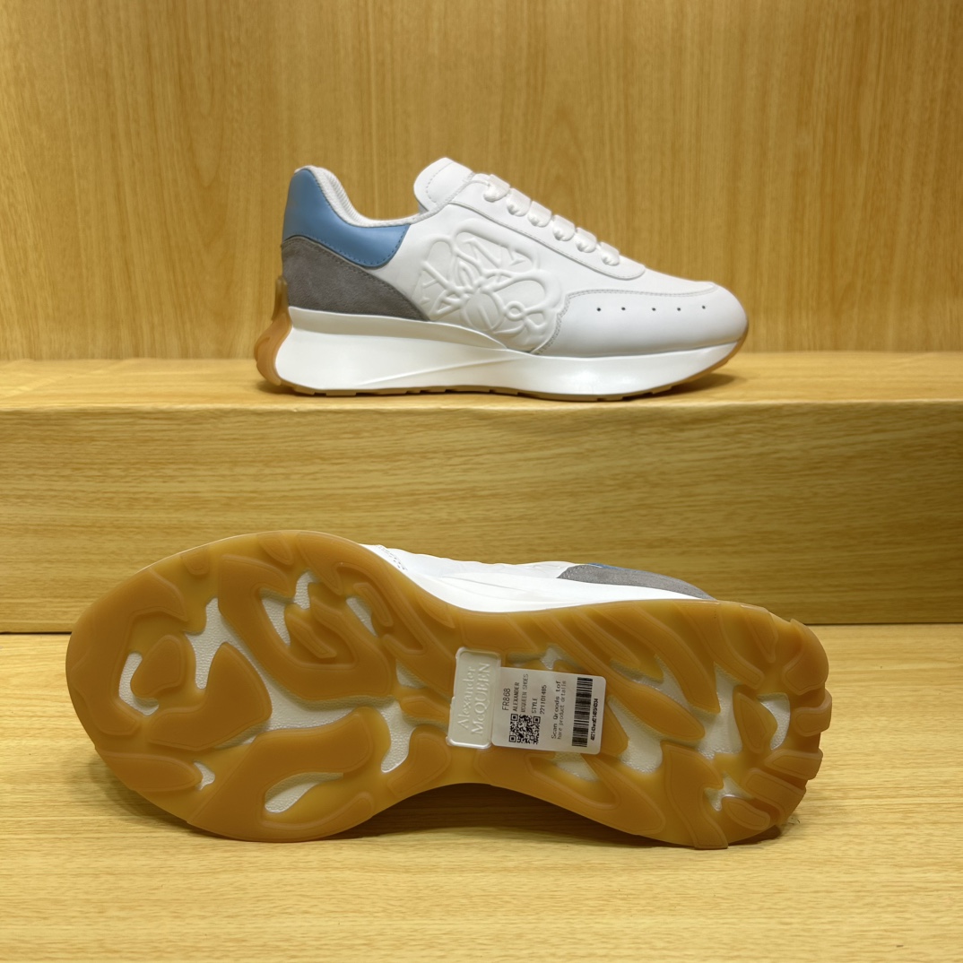 专柜最新上新 
顶级高端版本Alexander McQueen·亚历山大麦昆 新款 阔型运动休闲鞋👟新色！
运动跑鞋👟太有特色太好看了，一眼爱！😍顶级版本！
春夏秋冬一年又一年都不会过时，超级百搭万能款，一直处于爆火状态。
🔸鞋面：丝绸牛皮
🔸内里：牛皮垫脚+进口羊皮
🔸大底：鞋底Sole：原版开模防滑TPU

底厚:4.5cm

🔸女款34-41    （34.40.41定做）
男款38      （38.45.46定做）

🎟升级专柜同步，最新原版包装官网同步✈️ ✈️ ✈️ 🎁 🎁 

