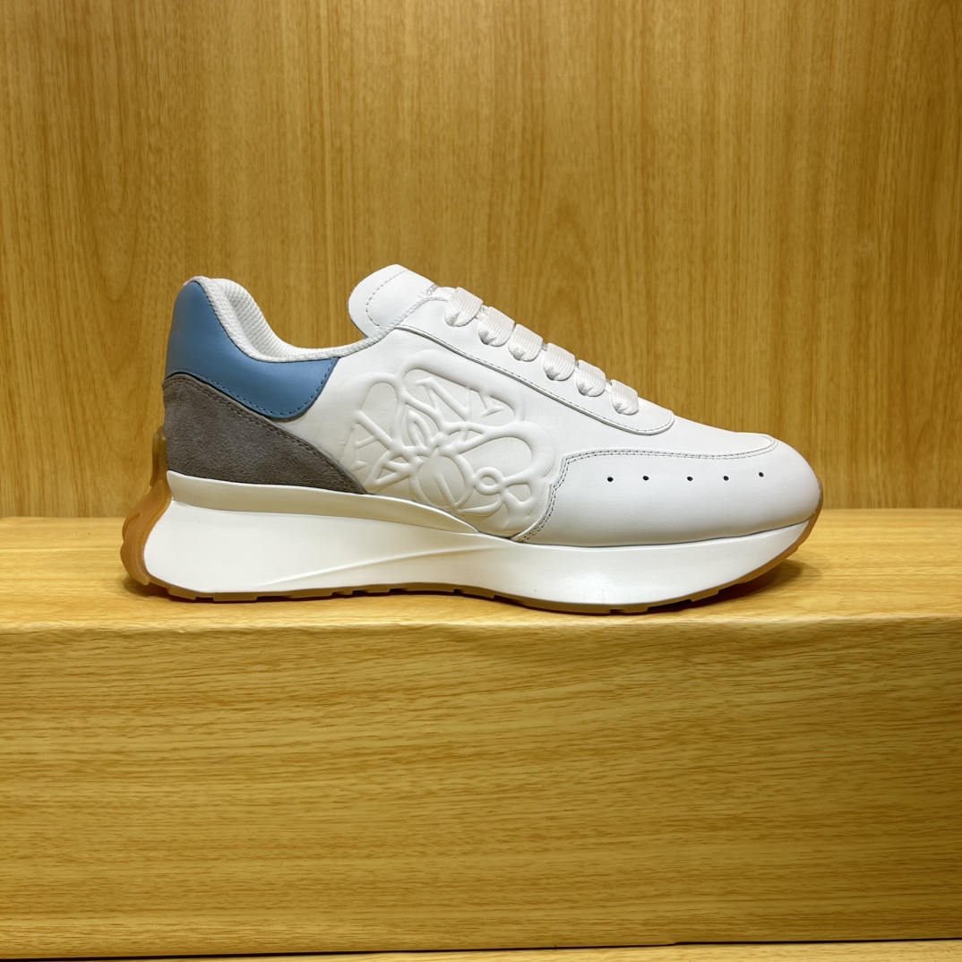 专柜最新上新 
顶级高端版本Alexander McQueen·亚历山大麦昆 新款 阔型运动休闲鞋👟新色！
运动跑鞋👟太有特色太好看了，一眼爱！😍顶级版本！
春夏秋冬一年又一年都不会过时，超级百搭万能款，一直处于爆火状态。
🔸鞋面：丝绸牛皮
🔸内里：牛皮垫脚+进口羊皮
🔸大底：鞋底Sole：原版开模防滑TPU

底厚:4.5cm

🔸女款34-41    （34.40.41定做）
男款38      （38.45.46定做）

🎟升级专柜同步，最新原版包装官网同步✈️ ✈️ ✈️ 🎁 🎁 

