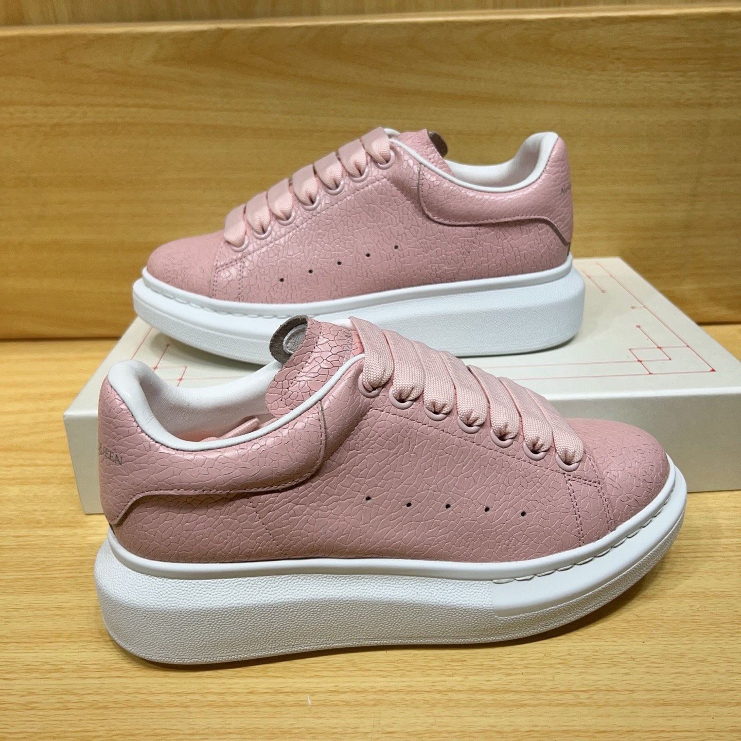 NO:630782,Alexander McQUEEN's latest spring shoes are leading the market with heavy craftsmanship. Spring, summer, autumn and winter. Top purchasing version. Fabric imported from Italy with high quality. Silk cowhide. Lining inside of 1A grade breathable sheep lining imported from Italy. Foot Steing: Top version imported Italian super soft cowhide. Sole sole base. TU Ten U ackage original shoe box. Cloth bag. Set of 4. Delivered with a pair of shoelaces.  Handbag Size: Female 35-40 Male 39-45 Special remarks, female size 40 and male size 45. It is custom-made and cannot be returned or exchanged. Please note when ordering, casual shoes/sports shoes, sneakers, cowhide19860909Alexander McQUEEN最新春鞋陆续引领上市重工艺  春夏秋冬 顶级代购版本 面料Fabric意大利进口高质感.丝绸牛皮 内里inside of 1A级意大利进口透气羊里 垫脚Steing: 顶级版进口意大利超软牛皮 鞋底Sole底片TU十U ackage原版鞋盒. 布袋.4件套.配送鞋带一双．手提袋 Size 女35-40男39-45 特别备注,女码40 .男码.45.属定制,不.退.换）报单时请备注,休闲鞋/运动鞋,sneakers,cowhide,Women's Shoes