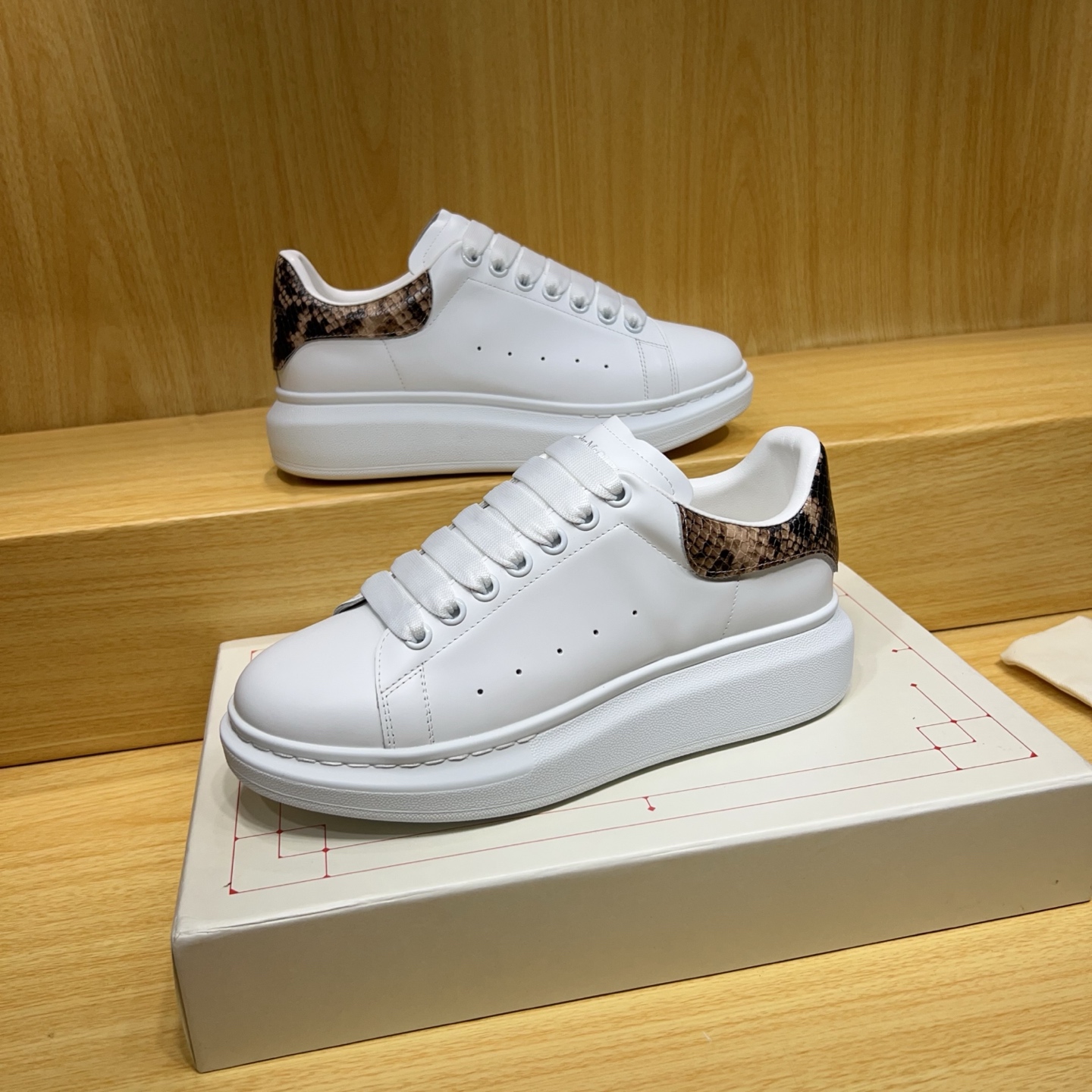 NO:630788,Alexander McQUEEN's latest spring shoes are leading the market with heavy craftsmanship. Spring, summer, autumn and winter. Top purchasing version. Fabric imported from Italy with high quality. Silk cowhide. Lining inside of 1A grade breathable sheep lining imported from Italy. Foot Steing: Top version imported Italian super soft cowhide. Sole sole base. TU Ten U ackage original shoe box. Cloth bag. Set of 4. Delivered with a pair of shoelaces.  Handbag Size: Female 35-40 Male 39-45 Special remarks, female size 40 and male size 45. It is custom-made and cannot be returned or exchanged. Please note when ordering, casual shoes/sports shoes, sneakers, cowhide19860909Alexander McQUEEN最新春鞋陆续引领上市重工艺  春夏秋冬 顶级代购版本 面料Fabric意大利进口高质感.丝绸牛皮 内里inside of 1A级意大利进口透气羊里 垫脚Steing: 顶级版进口意大利超软牛皮 鞋底Sole底片TU十U ackage原版鞋盒. 布袋.4件套.配送鞋带一双．手提袋 Size 女35-40男39-45 特别备注,女码40 .男码.45.属定制,不.退.换）报单时请备注,休闲鞋/运动鞋,sneakers,cowhide,Women's Shoes