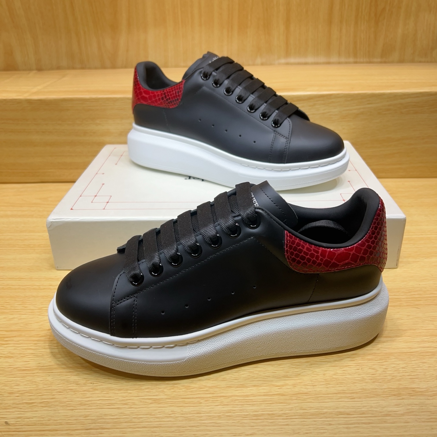 NO:630784,Alexander McQUEEN's latest spring shoes are leading the market with heavy craftsmanship. Spring, summer, autumn and winter. Top purchasing version. Fabric imported from Italy with high quality. Silk cowhide. Lining inside of 1A grade breathable sheep lining imported from Italy. Foot Steing: Top version imported Italian super soft cowhide. Sole sole base. TU Ten U ackage original shoe box. Cloth bag. Set of 4. Delivered with a pair of shoelaces.  Handbag Size: Female 35-40 Male 39-45 Special remarks, female size 40 and male size 45. It is custom-made and cannot be returned or exchanged. Please note when ordering, casual shoes/sports shoes, sneakers, cowhide19860909Alexander McQUEEN最新春鞋陆续引领上市重工艺  春夏秋冬 顶级代购版本 面料Fabric意大利进口高质感.丝绸牛皮 内里inside of 1A级意大利进口透气羊里 垫脚Steing: 顶级版进口意大利超软牛皮 鞋底Sole底片TU十U ackage原版鞋盒. 布袋.4件套.配送鞋带一双．手提袋 Size 女35-40男39-45 特别备注,女码40 .男码.45.属定制,不.退.换）报单时请备注,休闲鞋/运动鞋,sneakers,cowhide,Women's Shoes