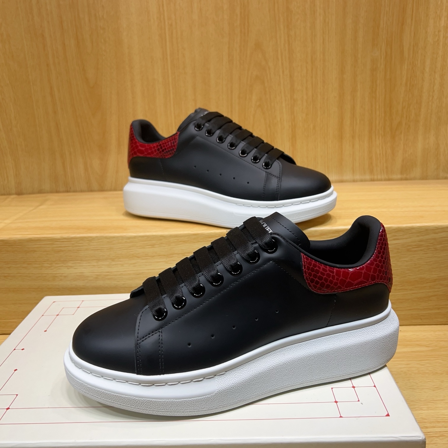 NO:630786,Alexander McQUEEN's latest spring shoes are leading the market with heavy craftsmanship. Spring, summer, autumn and winter. Top purchasing version. Fabric imported from Italy with high quality. Silk cowhide. Lining inside of 1A grade breathable sheep lining imported from Italy. Foot Steing: Top version imported Italian super soft cowhide. Sole sole base. TU Ten U ackage original shoe box. Cloth bag. Set of 4. Delivered with a pair of shoelaces.  Handbag Size: Female 35-40 Male 39-45 Special remarks, female size 40 and male size 45. It is custom-made and cannot be returned or exchanged. Please note when ordering, casual shoes/sports shoes, sneakers, cowhide19860909Alexander McQUEEN最新春鞋陆续引领上市重工艺  春夏秋冬 顶级代购版本 面料Fabric意大利进口高质感.丝绸牛皮 内里inside of 1A级意大利进口透气羊里 垫脚Steing: 顶级版进口意大利超软牛皮 鞋底Sole底片TU十U ackage原版鞋盒. 布袋.4件套.配送鞋带一双．手提袋 Size 女35-40男39-45 特别备注,女码40 .男码.45.属定制,不.退.换）报单时请备注,休闲鞋/运动鞋,sneakers,cowhide,Women's Shoes