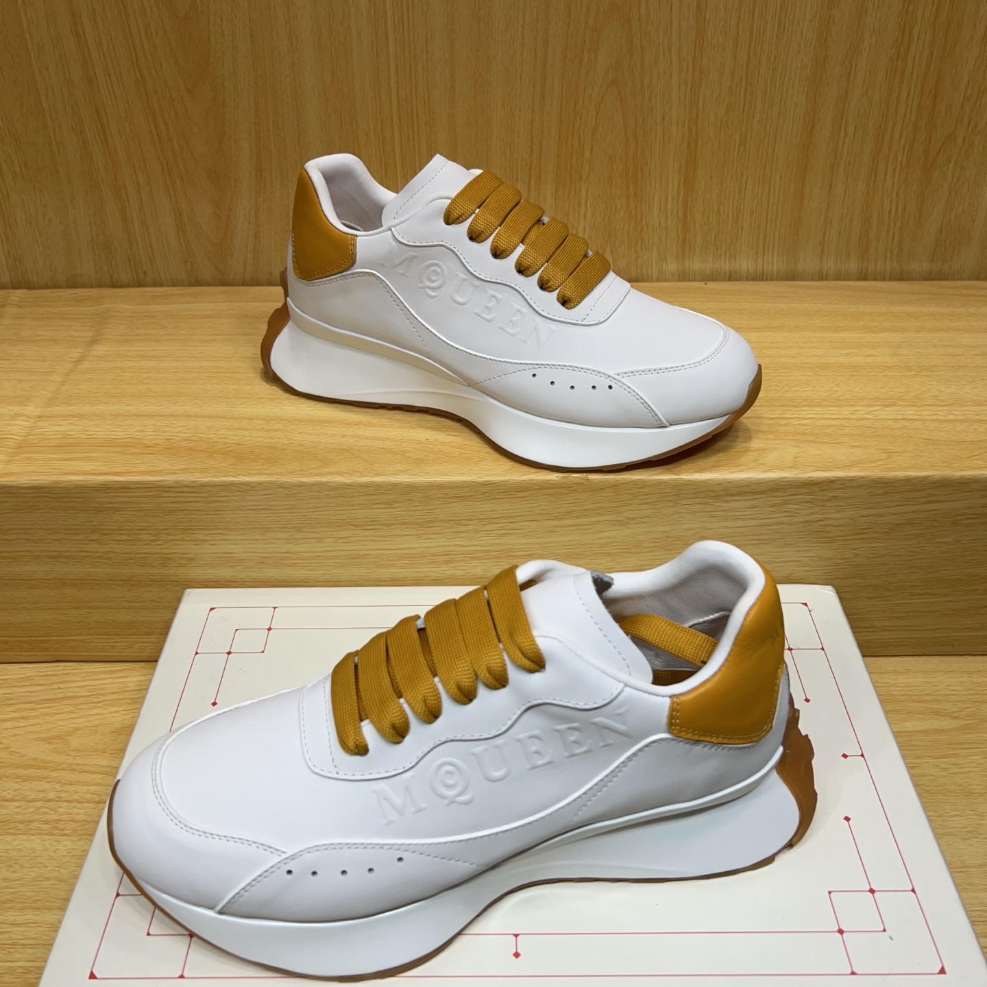 NO:344337,Alexander McQUEEN's latest spring shoes are leading the market and are craftsmanship in spring, summer, autumn and winter. Top purchasing version, pure white, thick sole design, super long legs. Exquisite workmanship, logo printed on the upper, fashionable and versatile. Fabric imported from Italy, high-quality texture. Silk cowhide inside of 1A-level Italian imported breathable sheep lining stepping: Top version imported Italian super soft cowhide sole Sole bottom TPU ten PU package original shoe box. Cloth bag. 4-piece set. Distribution of shoelaces.  Handbag Size Women 35-40 Men 39-45 Special note, Women's code 40. Men's code 45. Customized, no. Return or exchange) Please note when submitting the order, cowhide19860909实价Alexander McQUEEN最新春鞋陆续引领上市重工艺  春夏秋冬 顶级代购版本,纯白色,厚底设计超显腿长.做工精致,鞋面印logo,时尚百搭. 面料Fabric意大利进口高质感.丝绸牛皮 内里inside of 1A级意大利进口透气羊里 垫脚Stepping: 顶级版进口意大利超软牛皮 鞋底Sole底片TPU十PU package原版鞋盒. 布袋.4件套.配送鞋带一双．手提袋 Size 女35-40男39-45 特别备注,女码40 .男码.45.属定制,不.退.换）报单时请备注,,cowhide,Men's shoes