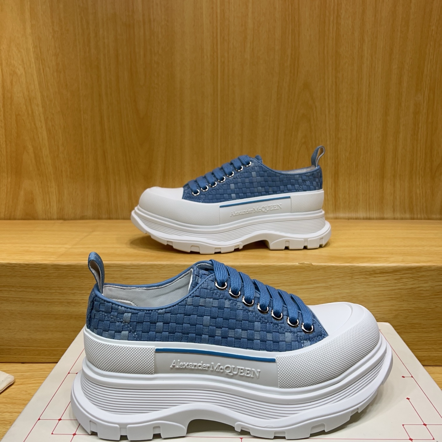 NO:443519,Alexander McQUEEN's latest spring shoes are leading the market and heavy craftsmanship, spring, summer, autumn and winter, top purchasing version, Fabric blue woven model, fashionable and versatile. The upper is made of high-quality canvas material, and the thick sole design increases height and makes the legs look longer. The braided texture design is unique. The inner lining inside of 1A-level Italian imported breathable sheep lining. Steing: Top version imported Italian super soft cowhide sole Sole bottom TU ten-U ackage original shoe box. Cloth bag. 4-piece set. Distribution of a pair of shoelaces.  Tote bag Size Women 35-40 Men 39-45 Special note, Women 40. Men's size. 45. Customized, no. Return or exchange) Please note when submitting the order, casual shoes/sports shoes, sneakers, cowhide19860909Alexander McQUEEN最新春鞋陆续引领上市重工艺  春夏秋冬 顶级代购版本 面料Fabric蓝色编织款,时尚百搭.鞋面采用优质帆布材质,厚底设计增高显腿长.编织纹理设计独特 内里inside of 1A级意大利进口透气羊里 垫脚Steing: 顶级版进口意大利超软牛皮 鞋底Sole底片TU十U ackage原版鞋盒. 布袋.4件套.配送鞋带一双．手提袋 Size 女35-40男39-45 特别备注,女码40 .男码.45.属定制,不.退.换）报单时请备注,休闲鞋/运动鞋,sneakers,cowhide,Women's Shoes