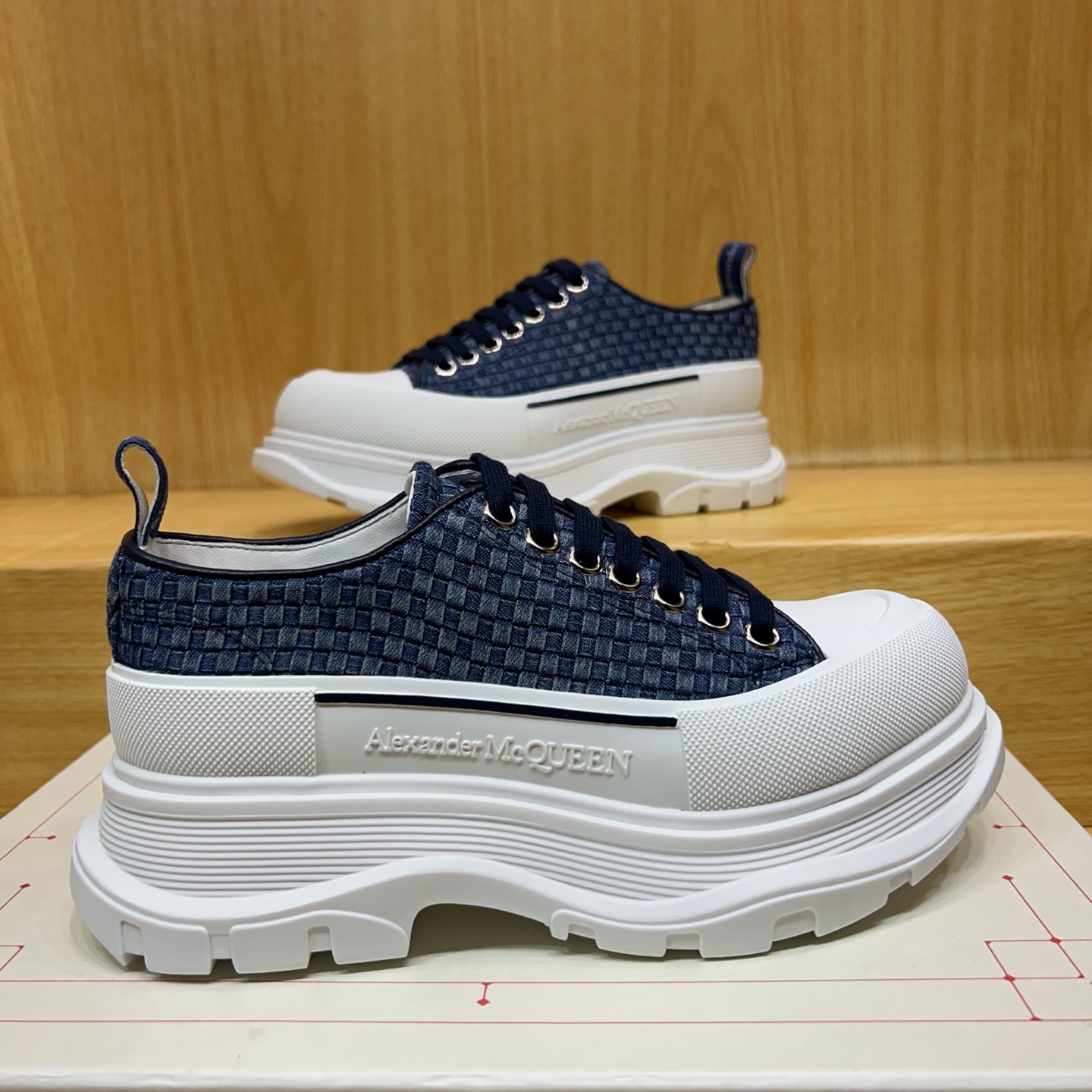 NO:443527,Alexander McQUEEN's latest spring shoes are leading the market and heavy craftsmanship, spring, summer, autumn and winter, top purchasing version, Fabric blue woven model, fashionable and versatile. The upper is made of high-quality canvas material, and the thick sole design increases height and makes the legs look longer. The braided texture design is unique. The inner lining inside of 1A-level Italian imported breathable sheep lining. Steing: Top version imported Italian super soft cowhide sole Sole bottom TU ten-U ackage original shoe box. Cloth bag. 4-piece set. Distribution of a pair of shoelaces.  Tote bag Size Women 35-40 Men 39-45 Special note, Women 40. Men's size. 45. Customized, no. Return or exchange) Please note when submitting the order, casual shoes/sports shoes, sneakers, cowhide19860909Alexander McQUEEN最新春鞋陆续引领上市重工艺  春夏秋冬 顶级代购版本 面料Fabric蓝色编织款,时尚百搭.鞋面采用优质帆布材质,厚底设计增高显腿长.编织纹理设计独特 内里inside of 1A级意大利进口透气羊里 垫脚Steing: 顶级版进口意大利超软牛皮 鞋底Sole底片TU十U ackage原版鞋盒. 布袋.4件套.配送鞋带一双．手提袋 Size 女35-40男39-45 特别备注,女码40 .男码.45.属定制,不.退.换）报单时请备注,休闲鞋/运动鞋,sneakers,cowhide,Women's Shoes