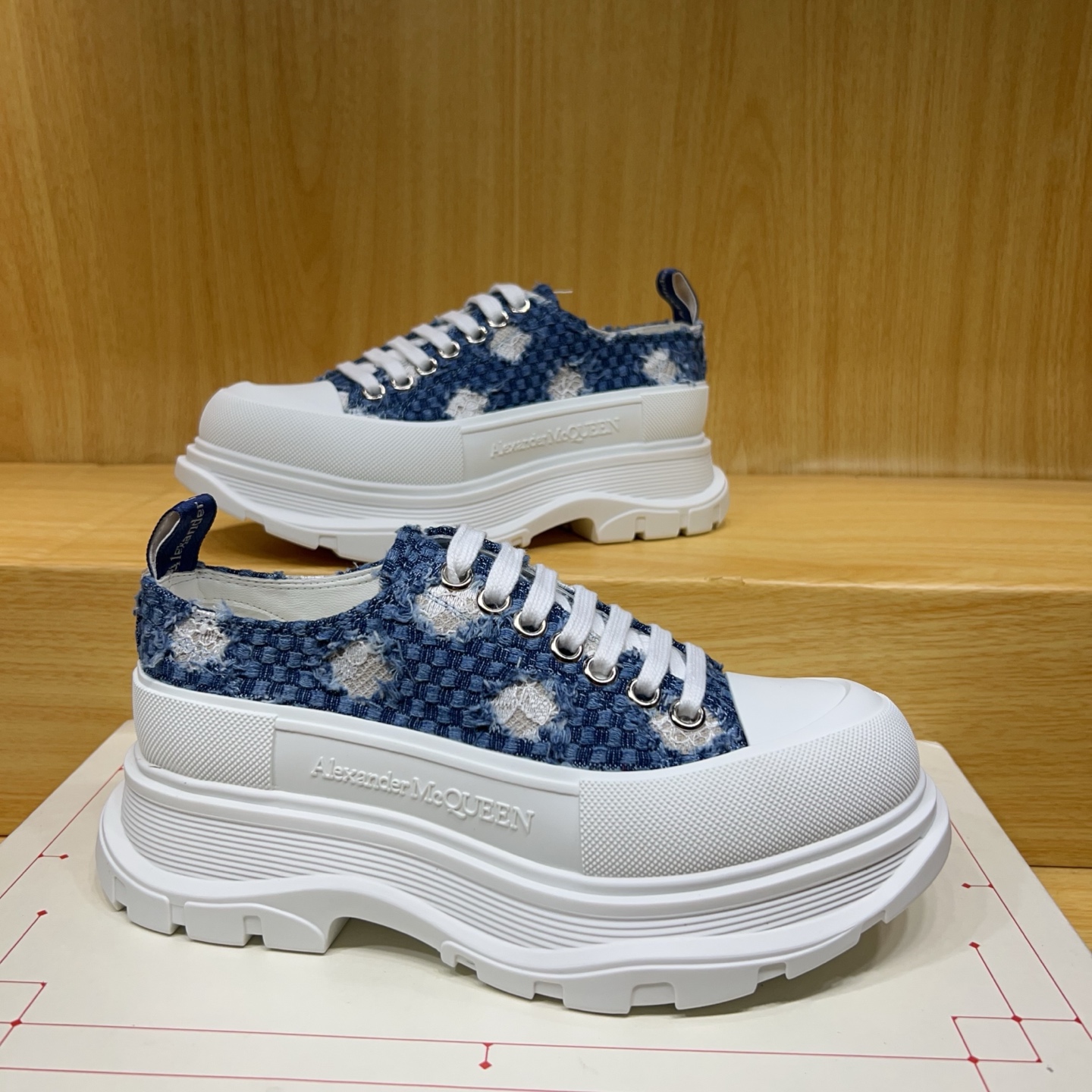 NO:443535,Alexander McQUEEN's latest spring shoes are leading the market and are heavily crafted. Spring, summer, autumn and winter. Top purchasing version, pure white, thick sole design, super long legs. Exquisite workmanship, logo printed on the upper, fashionable and versatile. Fabric denim surface is matched with white thick sole, fashionable and versatile. The upper is made of high-quality denim material, inner lining inside of 1A-level Italian imported breathable sheep lining foot pad Steing: Top version imported Italian super soft cowhide sole Sole bottom TU ten-U ackage original shoe box. Cloth bag. 4-piece set. Distribution of a pair of shoelaces.  Tote bag Size Women 35-40 Men 39-45 Special note, Women 40. Men's size. 45. Customized, no. Return or exchange) Please note when submitting the order, casual shoes/sports shoes, sneakers, cowhide19860909Alexander McQUEEN最新春鞋陆续引领上市重工艺  春夏秋冬 顶级代购版本,纯白色,厚底设计超显腿长.做工精致,鞋面印logo,时尚百搭. 面料Fabric牛仔布面搭配白色厚底,时尚百搭.鞋面采用优质牛仔布材质, 内里inside of 1A级意大利进口透气羊里 垫脚Steing: 顶级版进口意大利超软牛皮 鞋底Sole底片TU十U ackage原版鞋盒. 布袋.4件套.配送鞋带一双．手提袋 Size 女35-40男39-45 特别备注,女码40 .男码.45.属定制,不.退.换）报单时请备注,休闲鞋/运动鞋,sneakers,cowhide,Women's Shoes