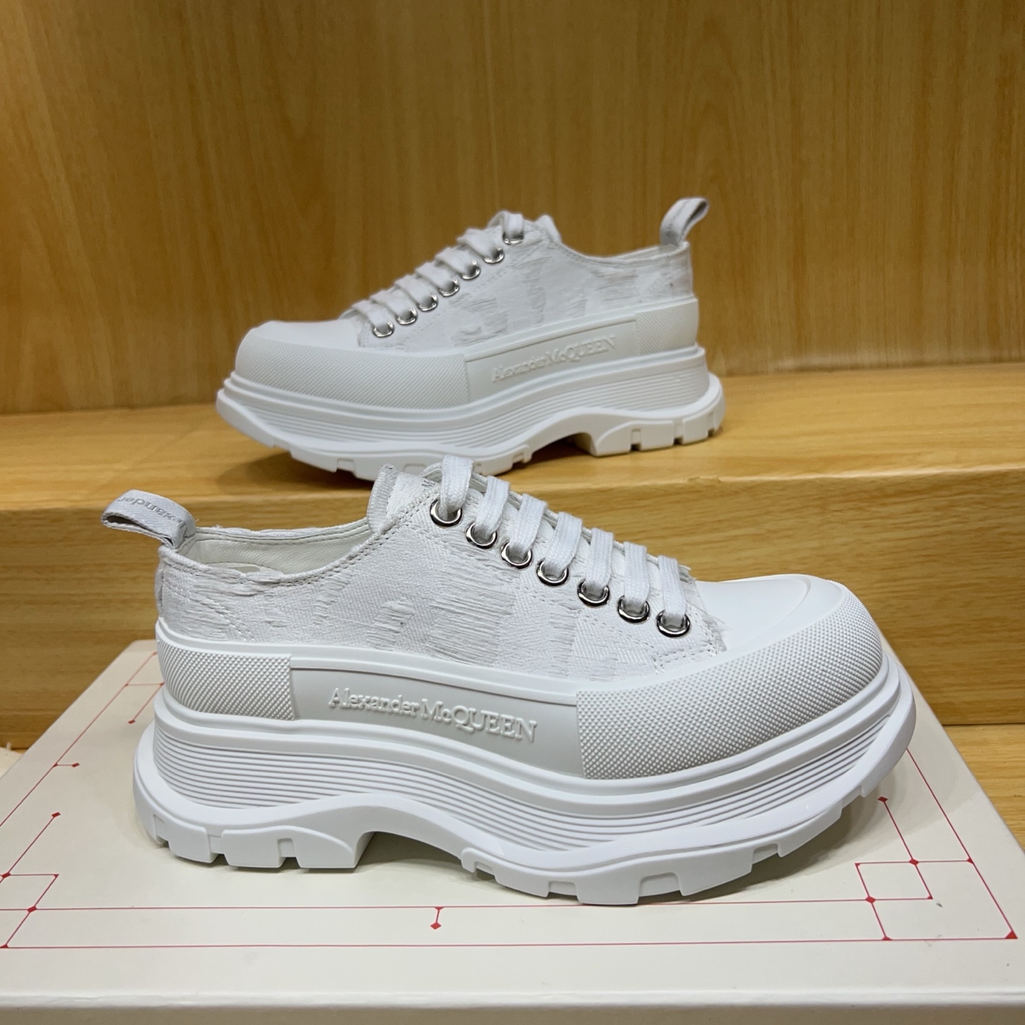 NO:443542,Alexander McQUEEN's latest spring shoes are leading the market and are heavily crafted. Spring, summer, autumn and winter. Top purchasing version, pure white, thick sole design, super long legs. Exquisite workmanship, logo printed on the upper, fashionable and versatile. Fabric denim surface is matched with white thick sole, fashionable and versatile. The upper is made of high-quality denim material, and the inner lining is inside of 1A-level Italian imported breathable sheep lining foot pad Steing: Top version imported Italian super soft cowhide sole Sole bottom TU ten-U ackage original shoe box. Cloth bag. 4-piece set. Distribution of a pair of shoelaces.  Tote bag Size Women 35-40 Men 39-45 Special note, Women 40. Men's size. 45. Customized, no. Return or exchange) Please note when submitting the order, casual shoes/sports shoes, sneakers, cowhide19860909Alexander McQUEEN最新春鞋陆续引领上市重工艺  春夏秋冬 顶级代购版本,纯白色,厚底设计超显腿长.做工精致,鞋面印logo,时尚百搭. 面料Fabric牛仔布面搭配白色厚底,时尚百搭.鞋面采用优质牛仔布材质, 内里inside of 1A级意大利进口透气羊里 垫脚Steing: 顶级版进口意大利超软牛皮 鞋底Sole底片TU十U ackage原版鞋盒. 布袋.4件套.配送鞋带一双．手提袋 Size 女35-40男39-45 特别备注,女码40 .男码.45.属定制,不.退.换）报单时请备注,休闲鞋/运动鞋,sneakers,cowhide,Women's Shoes