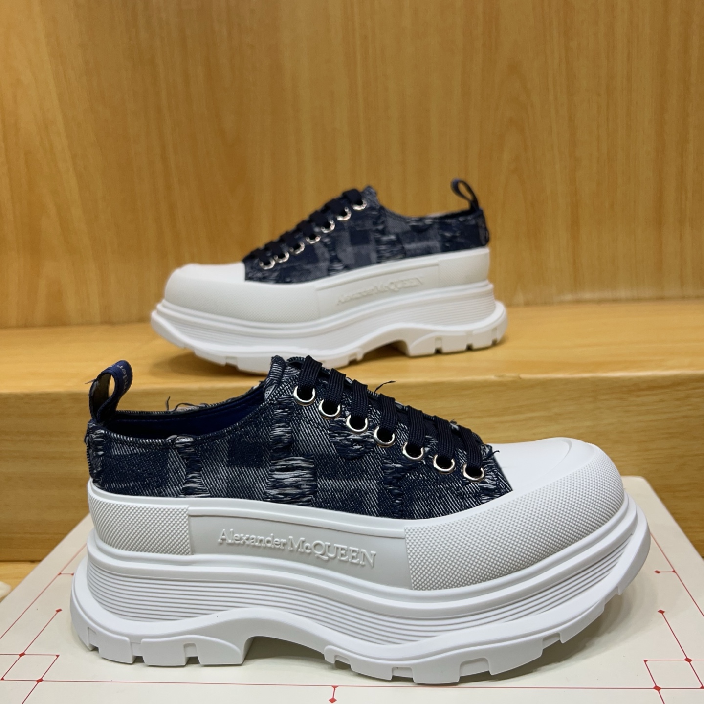 NO:344318,The latest spring shoes of Alexander McQUEEN are gradually leading the market and are heavily crafted. Spring, summer, autumn and winter. Top purchasing version. Fabric blue braided model is fashionable and versatile. The upper is made of high-quality canvas material, and the thick sole design increases height and makes the legs look longer. The braided texture design is unique. The inner lining inside of 1A-level Italian imported breathable sheep lining. Stepping: Top version imported Italian super soft cowhide sole Sole bottom TPU ten PU package original shoe box. Cloth bag. 4-piece set. Distribution of a pair of shoelaces.  Handbag Size Women 35-40 Men 39-45 Special note, Women's code 40. Men's code 45. Customized, no. Return or exchange) Please note when submitting the order, cowhide19860909实价Alexander McQUEEN最新春鞋陆续引领上市重工艺  春夏秋冬 顶级代购版本 面料Fabric蓝色编织款,时尚百搭.鞋面采用优质帆布材质,厚底设计增高显腿长.编织纹理设计独特 内里inside of 1A级意大利进口透气羊里 垫脚Stepping: 顶级版进口意大利超软牛皮 鞋底Sole底片TPU十PU package原版鞋盒. 布袋.4件套.配送鞋带一双．手提袋 Size 女35-40男39-45 特别备注,女码40 .男码.45.属定制,不.退.换）报单时请备注,,cowhide,Men's shoes