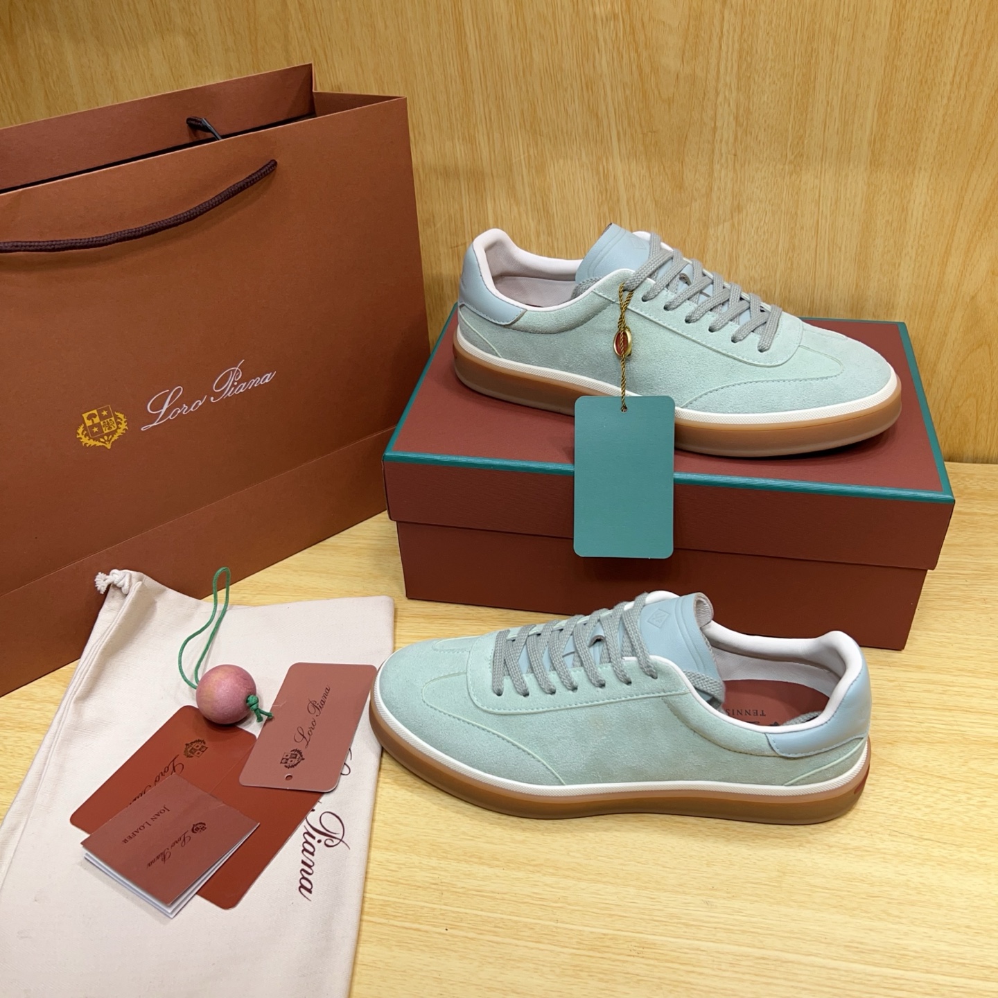 NO:886837,Real price purchasing agent, high version Italian [Loro Piana] Tennis walk series LP couples moral training shoes, casual sports shoes, sneakers, original purchase, development and production. This new suede tennis shoe adopts ultra-low-cut design, suitable for year-round wear. The hemmed sole creates a relaxed and charming color combination, harmoniously blending functionality and low-key personality to create an ideal shoe choice for urban wear.  Soft calfskin tongue with Kummel color insert at the heel, cotton lace upper with embossed LP logo, cowhide suede sole, rubber-lined calfskin, environmentally friendly cowhide leather upper + environmentally friendly cowhide, cowhide lining + cowhide insole, original molded TPR ultra-light outsole, original full package packaging, women's size 35--40, 40 custom-made men's size  39--46,39, 45, 46 customized,,loro piana,loro piana,sneakers,cowhide19860909实价 代购级,高版本 意大利【Loro Piana】诺悠翩雅Tennis walk系列 LP情侣款德训鞋 休闲 运动鞋 板鞋 原版购入开发 做货 这款新款绒面革网球鞋采用超低帮设计,适合全年穿着 包边鞋底营造轻松迷人的色彩组合,将功能性与低调个性风格和谐融合 打造都市着装的理想鞋履选择. 鞋跟处饰以Kummel色嵌片柔软小牛皮鞋舌,压印LP徽标棉质鞋带鞋面,牛皮绒面革鞋底 橡胶衬里小牛皮 鞋面环保牛皮+环保牛绒 内里牛皮里+牛皮鞋垫 鞋底原版开模TPR超轻便大底 包装原版全套包装 码数女码 35--40,40定做 码数男码 39--46,39、45、46定做,,loro piana,loro piana,sneakers,cowhide,Men's shoes