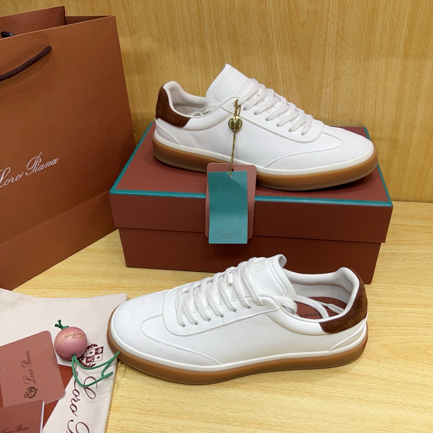 NO:886845,Real price purchasing agent, high version Italian [Loro Piana] Tennis walk series LP couples moral training shoes, casual sports shoes, sneakers, original purchase, development and production. This new suede tennis shoe adopts ultra-low-cut design, suitable for year-round wear. The hemmed sole creates a relaxed and charming color combination, harmoniously blending functionality and low-key personality to create an ideal shoe choice for urban wear.  Soft calfskin tongue with Kummel color insert at the heel, cotton lace upper with embossed LP logo, cowhide suede sole, rubber-lined calfskin, environmentally friendly cowhide leather upper + environmentally friendly cowhide, cowhide lining + cowhide insole, original molded TPR ultra-light outsole, original full package packaging, female size 35--40, (40) customized male size  39--45, (39, 45, 46) customized,,loro piana,loro piana,sneakers,cowhide19860909实价 代购级,高版本 意大利【Loro Piana】诺悠翩雅Tennis walk系列 LP情侣款德训鞋 休闲 运动鞋 板鞋 原版购入开发 做货 这款新款绒面革网球鞋采用超低帮设计,适合全年穿着 包边鞋底营造轻松迷人的色彩组合,将功能性与低调个性风格和谐融合 打造都市着装的理想鞋履选择. 鞋跟处饰以Kummel色嵌片柔软小牛皮鞋舌,压印LP徽标棉质鞋带鞋面,牛皮绒面革鞋底 橡胶衬里小牛皮 鞋面环保牛皮+环保牛绒 内里牛皮里+牛皮鞋垫 鞋底原版开模TPR超轻便大底 包装原版全套包装 码数女码 35--40,（40）定做 码数男码 39--45,（39、45、46）定做,,loro piana,loro piana,sneakers,cowhide,Men's shoes