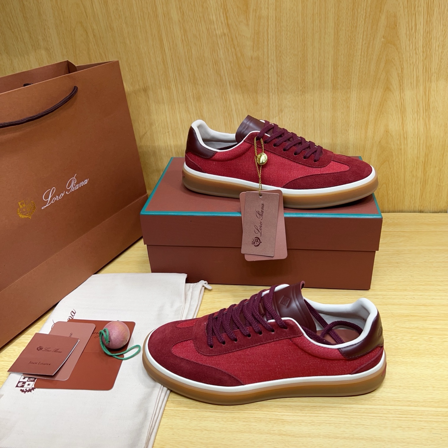 NO:886855,Real price purchasing agent, high version Italian [Loro Piana] Tennis walk series LP couples moral training shoes, casual sports shoes, sneakers, original purchase, development and production. This new suede tennis shoe adopts ultra-low-cut design, suitable for year-round wear. The hemmed sole creates a relaxed and charming color combination, harmoniously blending functionality and low-key personality to create an ideal shoe choice for urban wear.  Soft calfskin tongue with Kummel color insert at the heel, cotton lace upper with embossed LP logo, cowhide suede sole, rubber-lined calfskin, environmentally friendly cowhide leather upper + environmentally friendly cowhide, cowhide lining + cowhide insole, original molded TPR ultra-light outsole, original full package packaging, female size 35--40, (40) customized male size  39--45, (39, 45, 46) customized,,loro piana,loro piana,sneakers,cowhide19860909实价 代购级,高版本 意大利【Loro Piana】诺悠翩雅Tennis walk系列 LP情侣款德训鞋 休闲 运动鞋 板鞋 原版购入开发 做货 这款新款绒面革网球鞋采用超低帮设计,适合全年穿着 包边鞋底营造轻松迷人的色彩组合,将功能性与低调个性风格和谐融合 打造都市着装的理想鞋履选择. 鞋跟处饰以Kummel色嵌片柔软小牛皮鞋舌,压印LP徽标棉质鞋带鞋面,牛皮绒面革鞋底 橡胶衬里小牛皮 鞋面环保牛皮+环保牛绒 内里牛皮里+牛皮鞋垫 鞋底原版开模TPR超轻便大底 包装原版全套包装 码数女码 35--40,（40）定做 码数男码 39--45,（39、45、46）定做,,loro piana,loro piana,sneakers,cowhide,Men's shoes