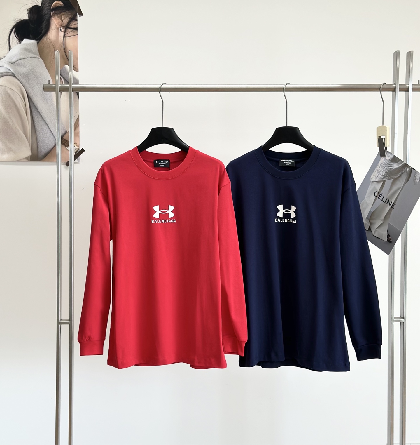 【安德玛联名长袖T恤】💰P120
专柜最新款！ 官网上新！！
专柜同步🔥高品质🔥高版本
2025最新款官网同步 
⚠️⚠️1:1复刻级别 随意对比 高版本

【新款上架】
全新秋装🍂 
BALENCIAGA巴黎世家X安德玛
立体凸胶
双纱300克长袖
2025秋冬最新款圆领时尚长袖T恤
官网同步，专柜纯棉面料！
贴肤舒适，耐看又好穿，
经典简约标志性logo设计 
手感非常舒服  
最新砖柜同步 落肩版型 
时尚又个性  超级百搭好看的一款                
男女都非常合适  人手必备款 
吊牌 领标 水洗麦 三标齐全
超级亮眼  时尚感爆棚❤️❤️
手感非常舒服  质感超强 
时尚又个性  超级百搭好

颜色：红色 藏青
尺码：XS- S- M- L
（宽松版型 男女都可❤️❤️)
XS肩宽48胸围102衣长68袖长56
S肩宽51胸围108衣长71袖长57
M肩宽53胸围114衣长74袖长58
L肩宽56胸围120衣长78袖长60